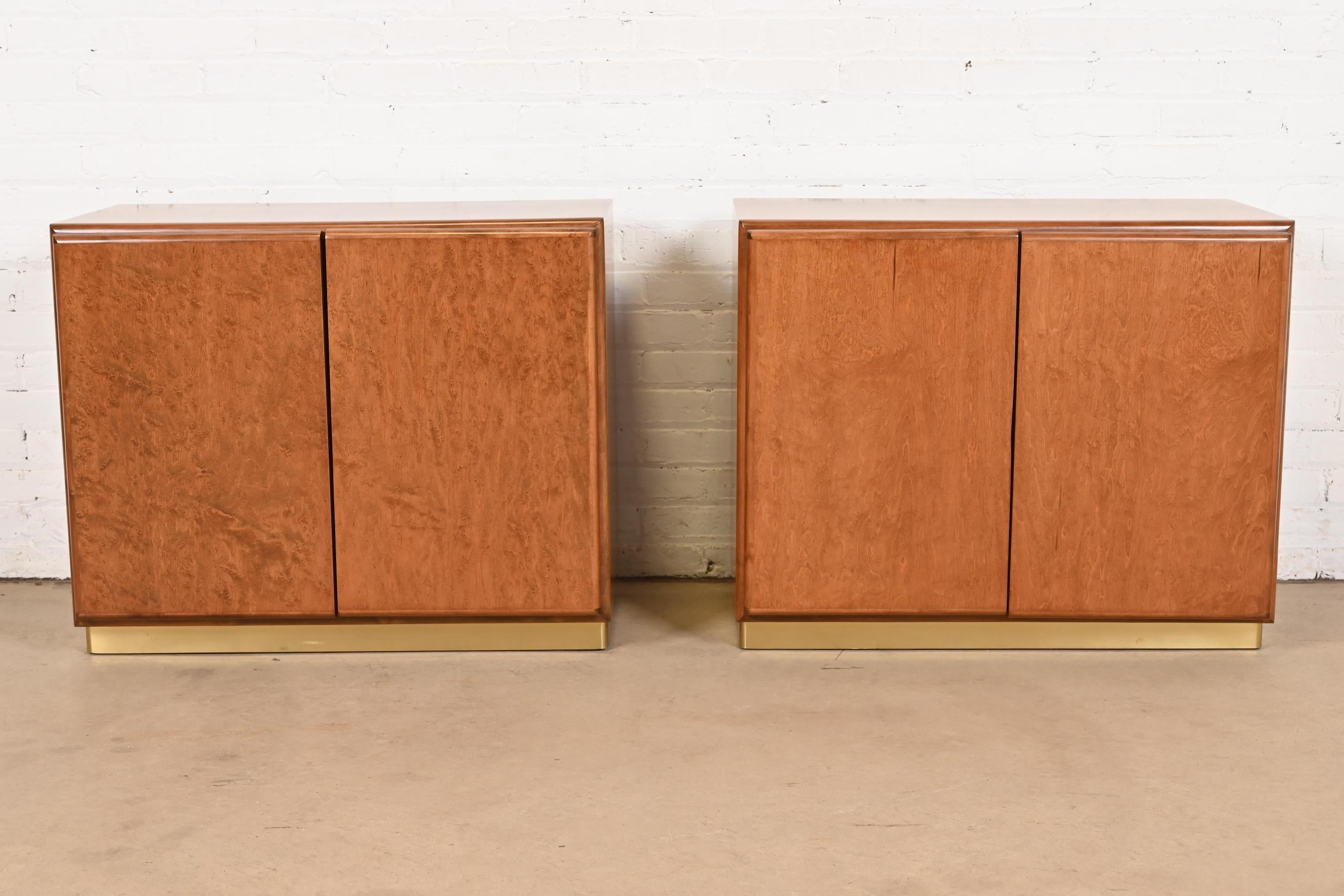 Mid-Century moderno Milo Baughman per Thayer Coggin Comò in legno di radica e ottone, rifinito in vendita