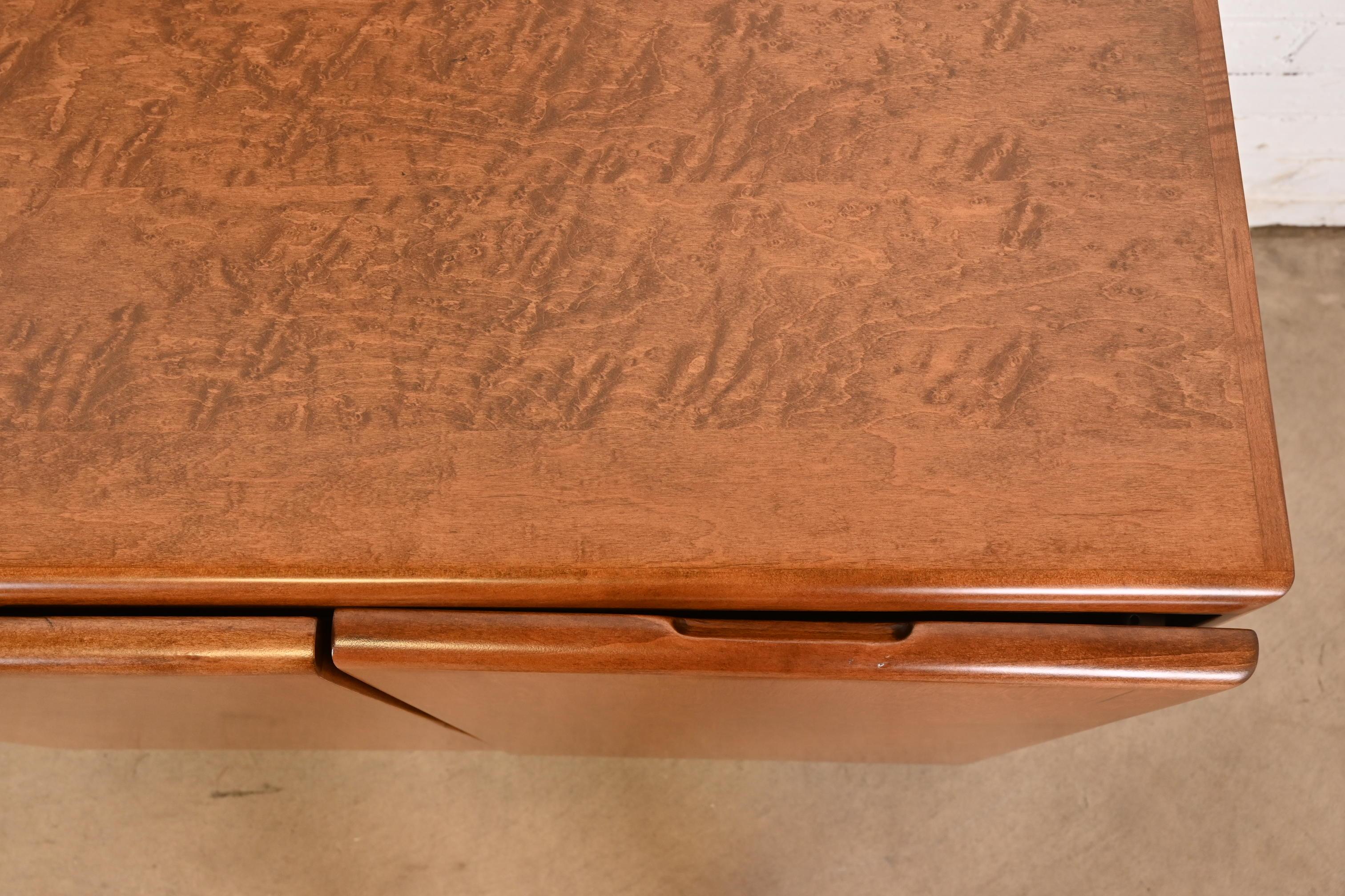 Ottone Milo Baughman per Thayer Coggin Comò in legno di radica e ottone, rifinito in vendita