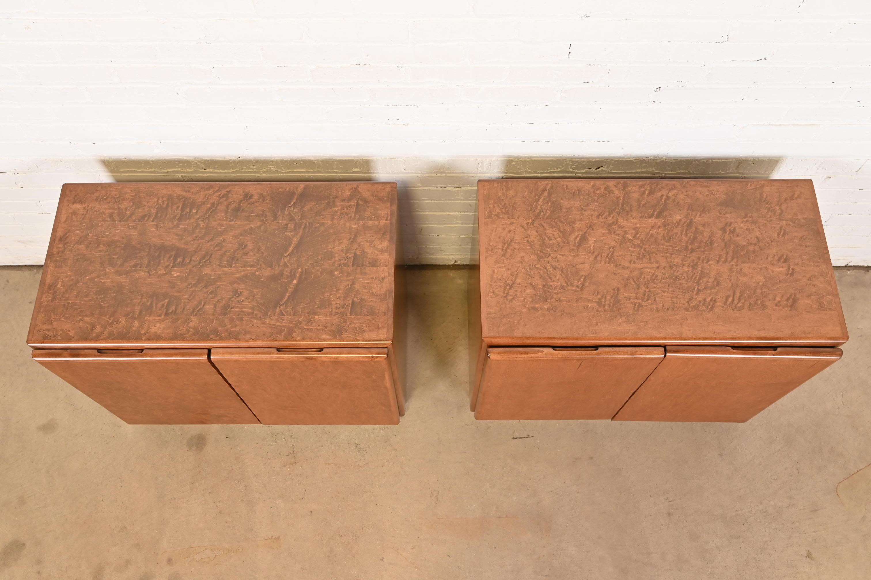 Milo Baughman per Thayer Coggin Comò in legno di radica e ottone, rifinito in vendita 1