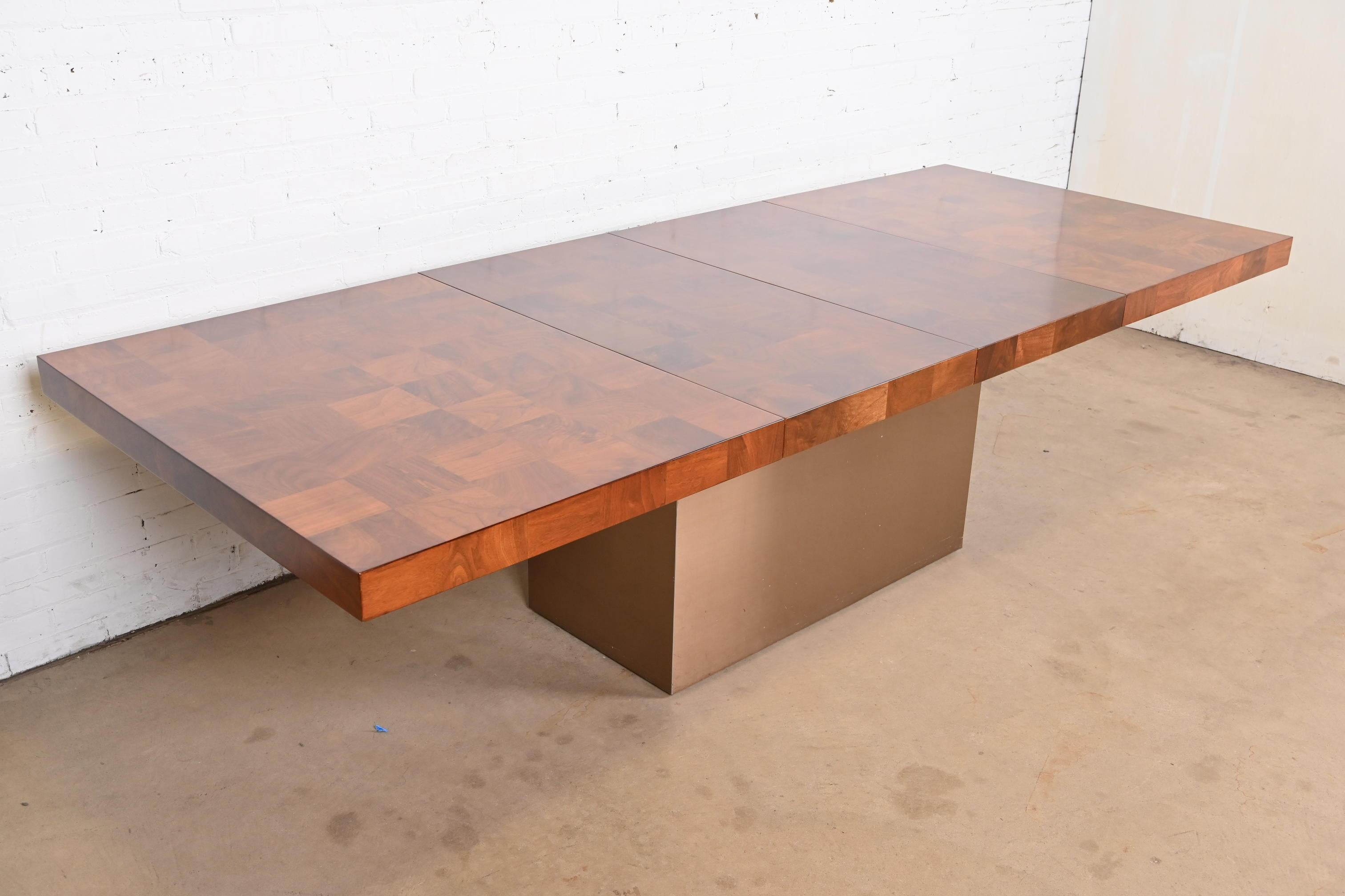 An exceptional Mid-Century Modern pedestal extension dining table

By Milo Baughman for Thayer Coggin

USA, 1970s

Patchwork burled walnut top, with chrome pedestal base.

Measures: 66