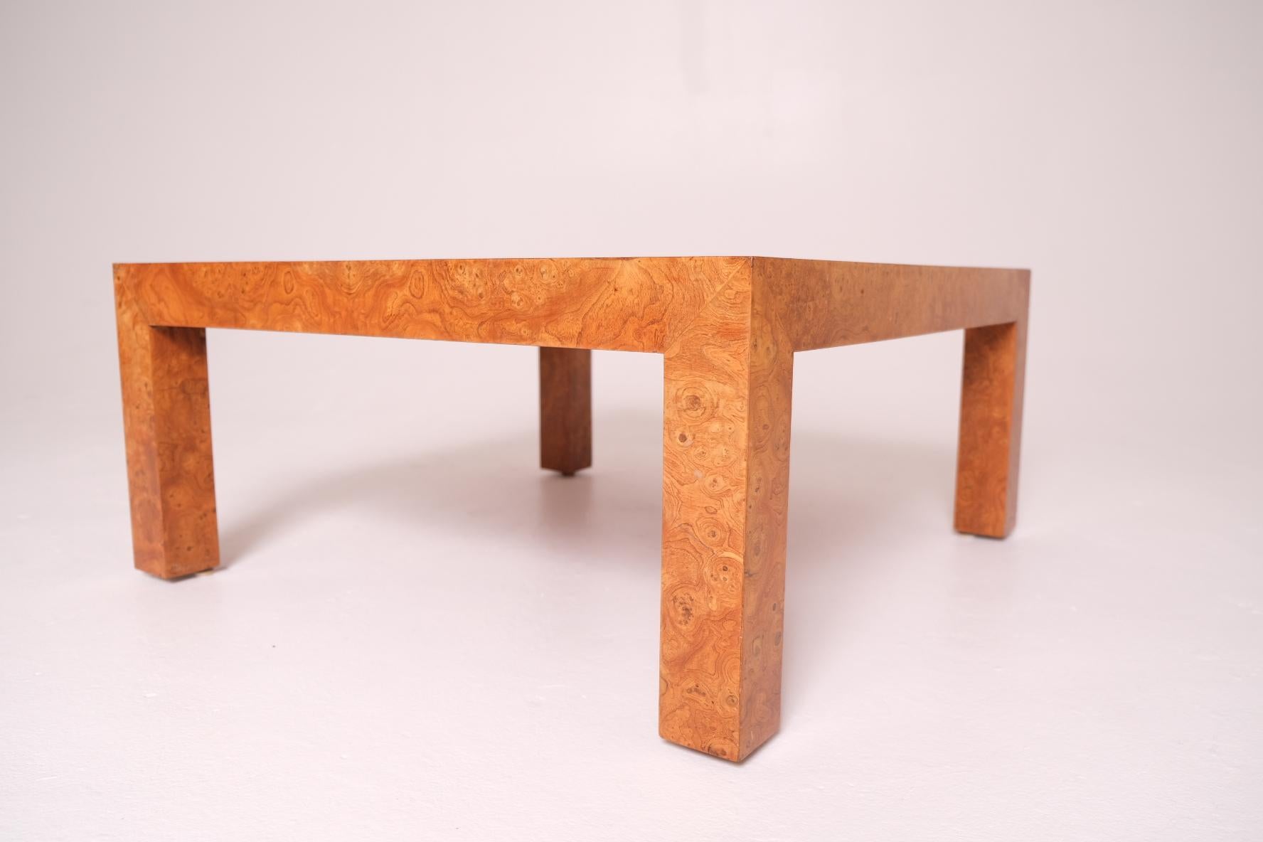 Table basse carrée des années 1970 conçue par Milo Baughman pour Thayer Coggin. Fabriquée en riche loupe de frêne olive assortie aux lignes épurées et minimalistes de style Parsons, cette table illustre l'esthétique moderniste raffinée dont Baughman