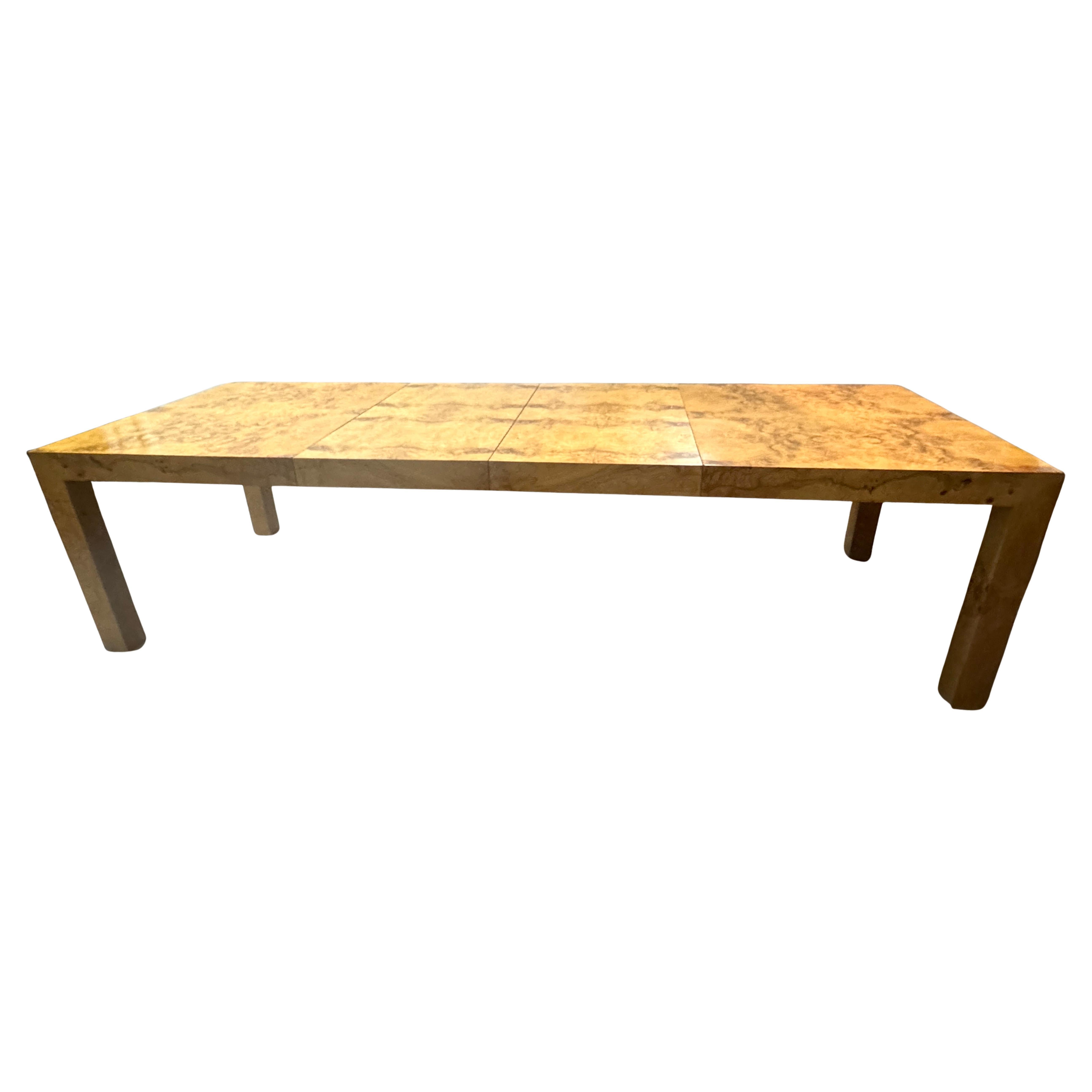 Milo Baughman para Thayer Coggin Mesa de comedor extensible Parsons de madera de arce con dos hojas

Una monumental y excepcionalmente versátil mesa de comedor extensible Parsons, diseñada por Milo Baughman para Thayer Coggin, fabricada en los años