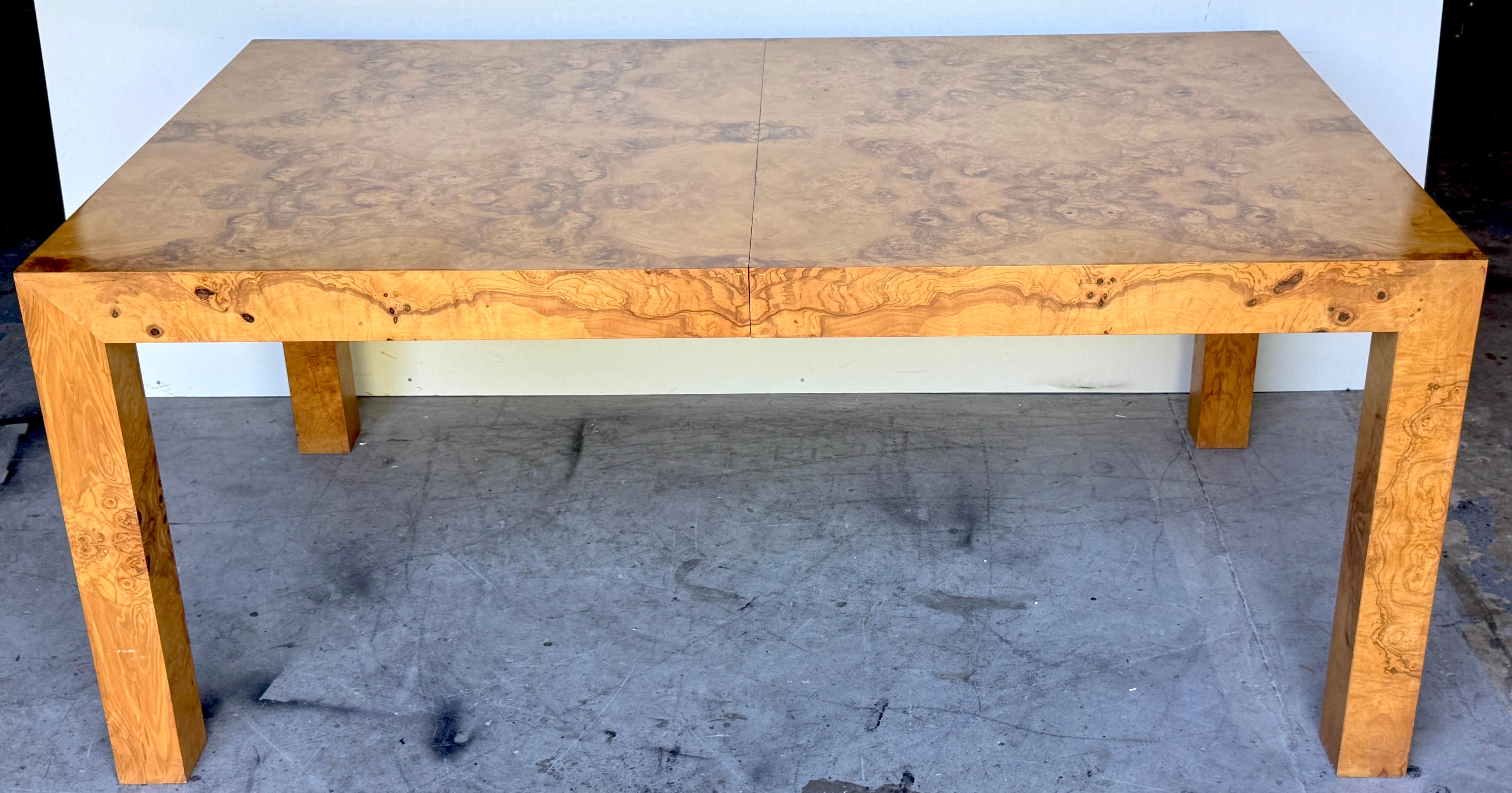 Milo Baughman para Thayer Coggin Mesa de comedor extensible Parsons de madera de arce, 2 hojas Madera de burl en venta