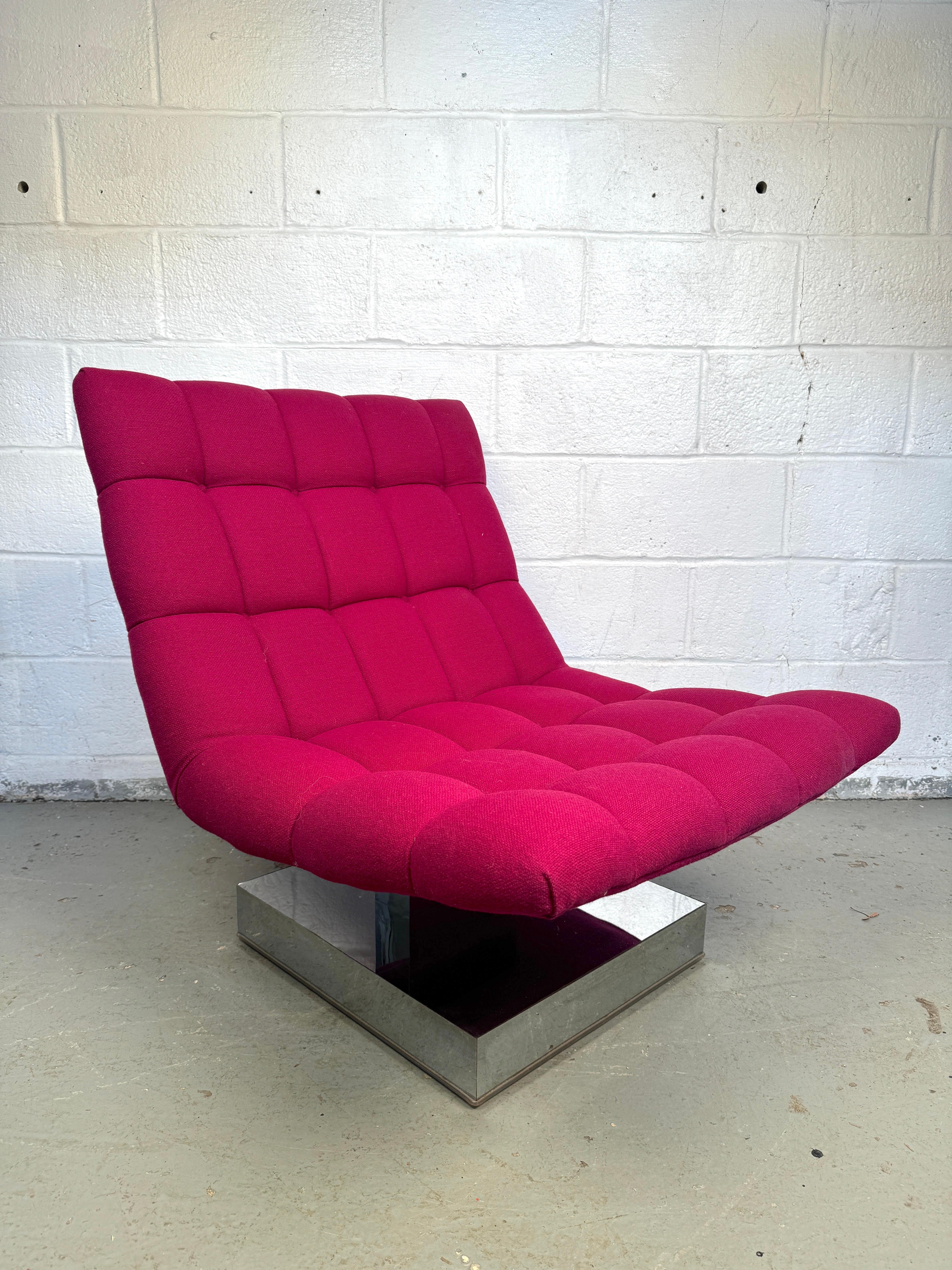 Treten Sie ein in die Welt der modernen Raffinesse aus der Mitte des Jahrhunderts mit dem Milo Baughman Cantilevered Lounge Chair, der von Thayer Coggin fachmännisch hergestellt wird. Dieser kultige Loungesessel bietet eine perfekte Mischung aus