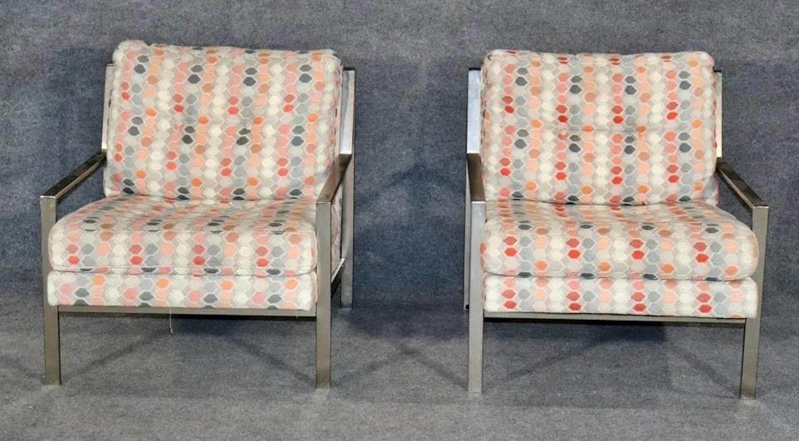 Paire de chaises cubiques modernes du milieu du siècle par Thayer Coggin. Conçue par Milo Baughman avec de larges barres en chrome poli qui se déforment et s'inclinent en haut. Un style et un confort exceptionnels pour la maison ou le
