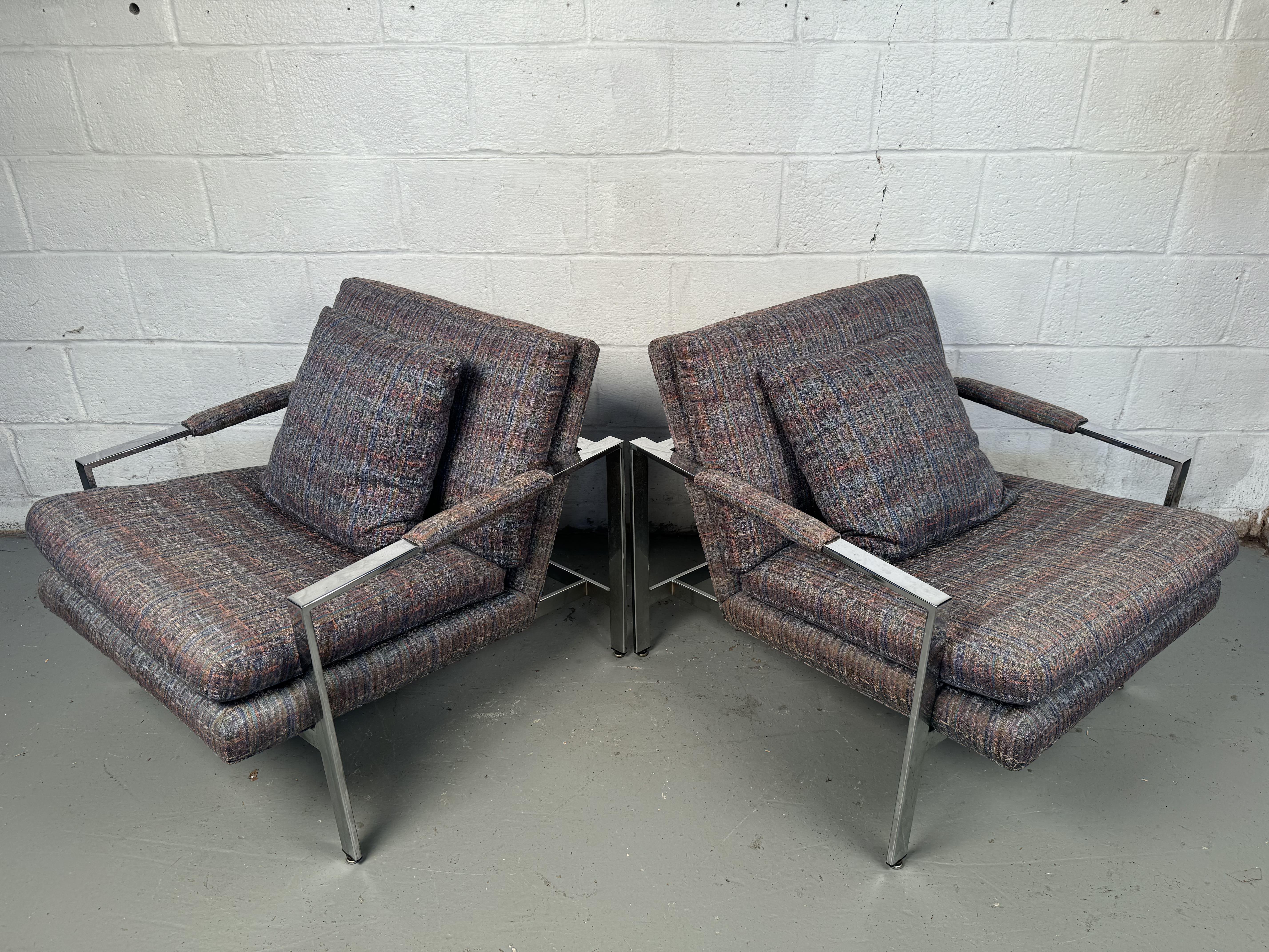 Experimenta la mezcla perfecta de estilo y comodidad con estos icónicos sillones Milo Baughman for Thayer Coggin Chrome Flat Bar Lounge Chairs. Conocidas por su diseño moderno de mediados de siglo, estas sillas presentan un elegante armazón cromado