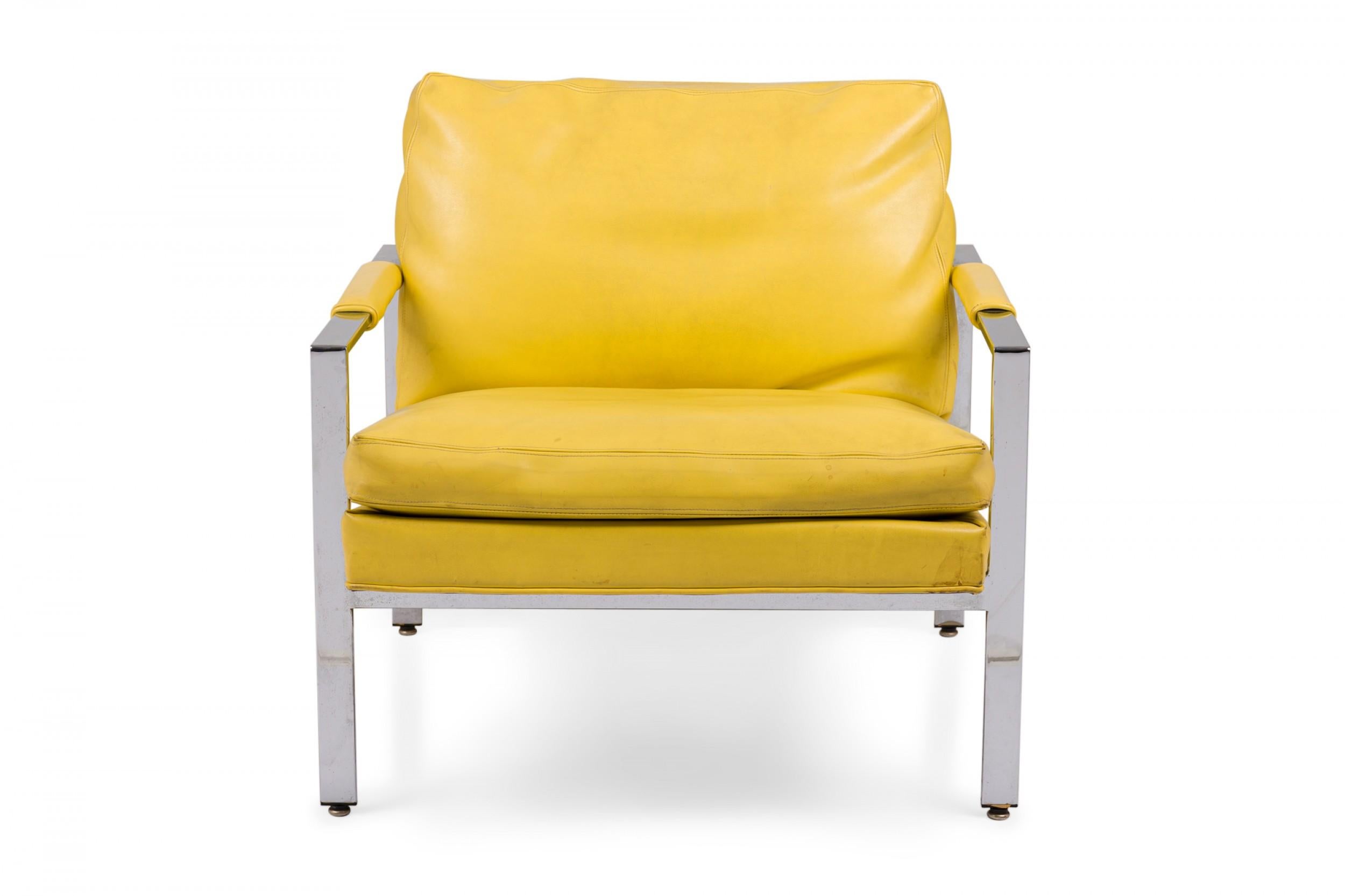 Fauteuil de salon américain de style Mid-Century avec une structure à barre plate en chrome poli, tapissé de vinyle jaune vif. (MILO BAUGHMAN POUR THAYER COGGIN).
 