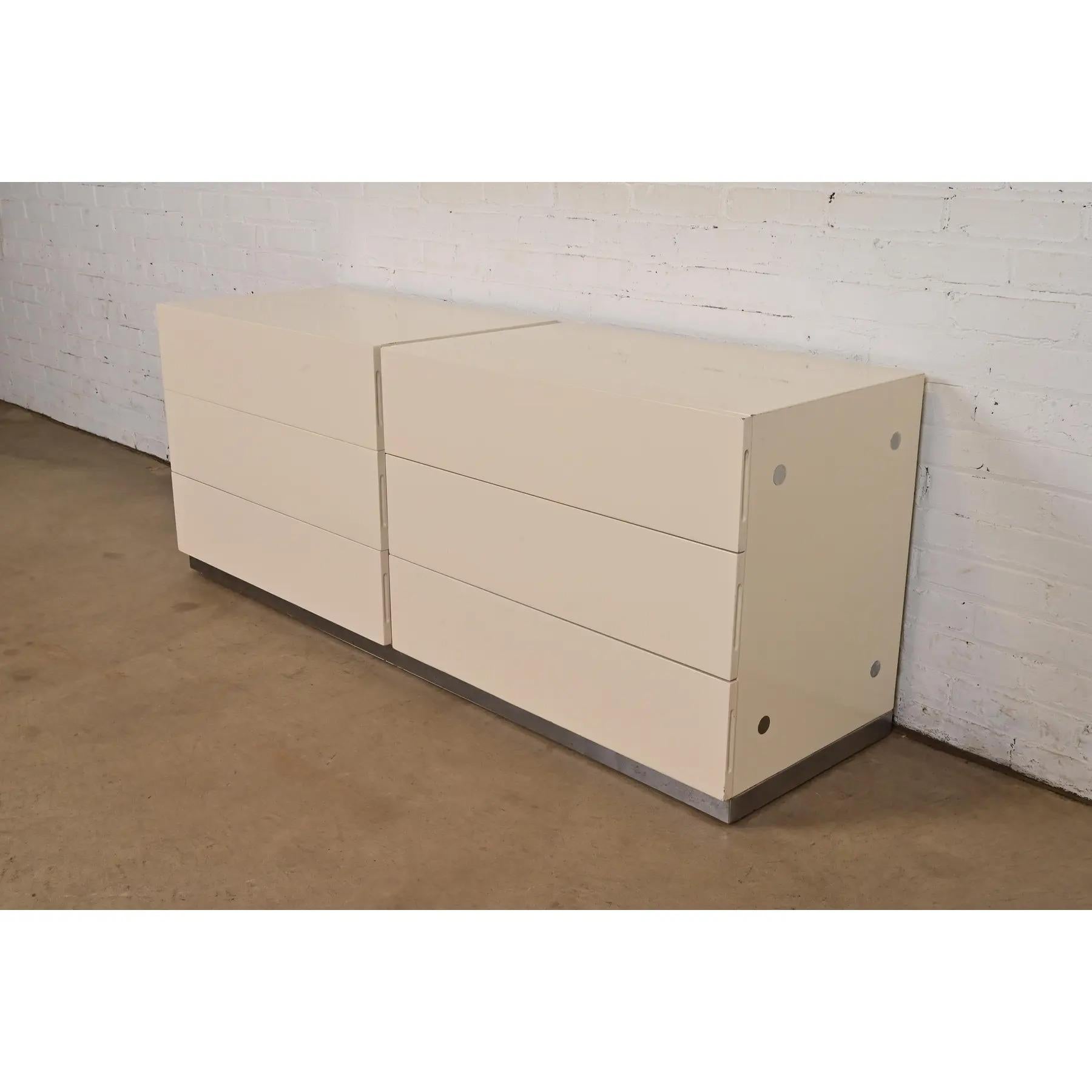 Magnifique commode à six tiroirs de style moderne du milieu du siècle.

Par Milo Baughman pour Thayer

États-Unis, années 1970

Bois laqué crème, avec socle et accents chromés.

Dimensions : 63 