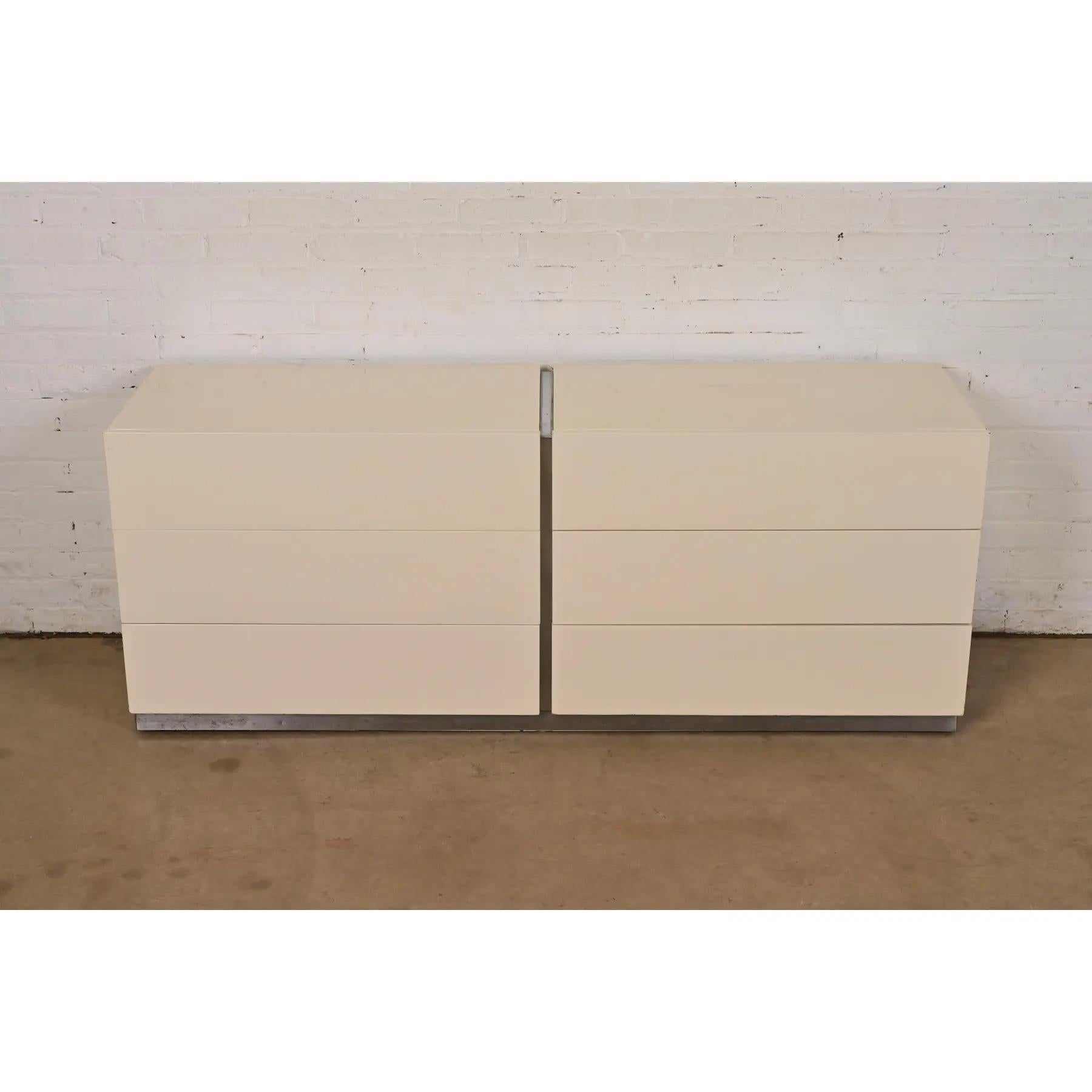 Mid-Century Modern Commode en laque crème et chrome Milo Baughman pour Thayer Coggin, années 1970 en vente