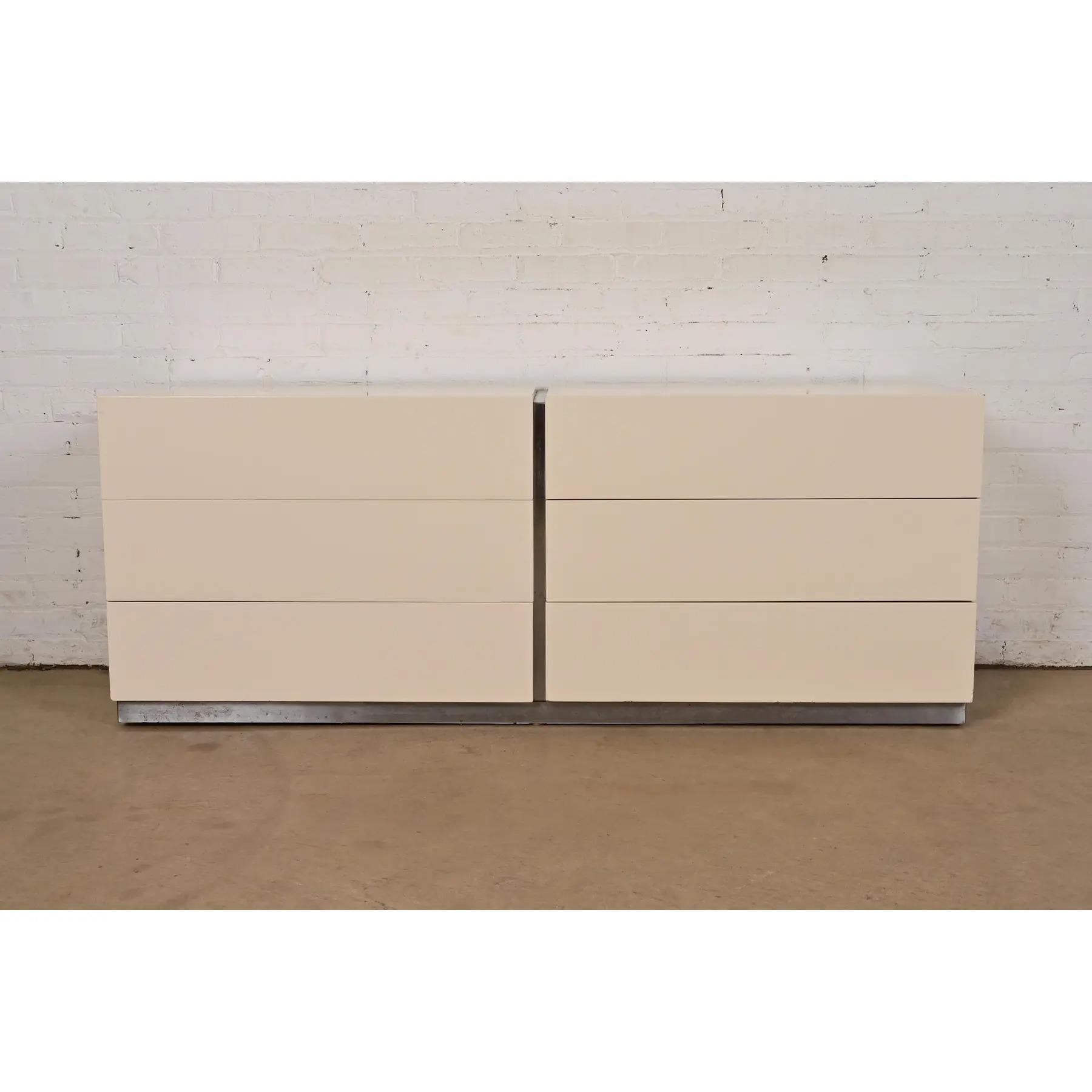 Américain Commode en laque crème et chrome Milo Baughman pour Thayer Coggin, années 1970 en vente