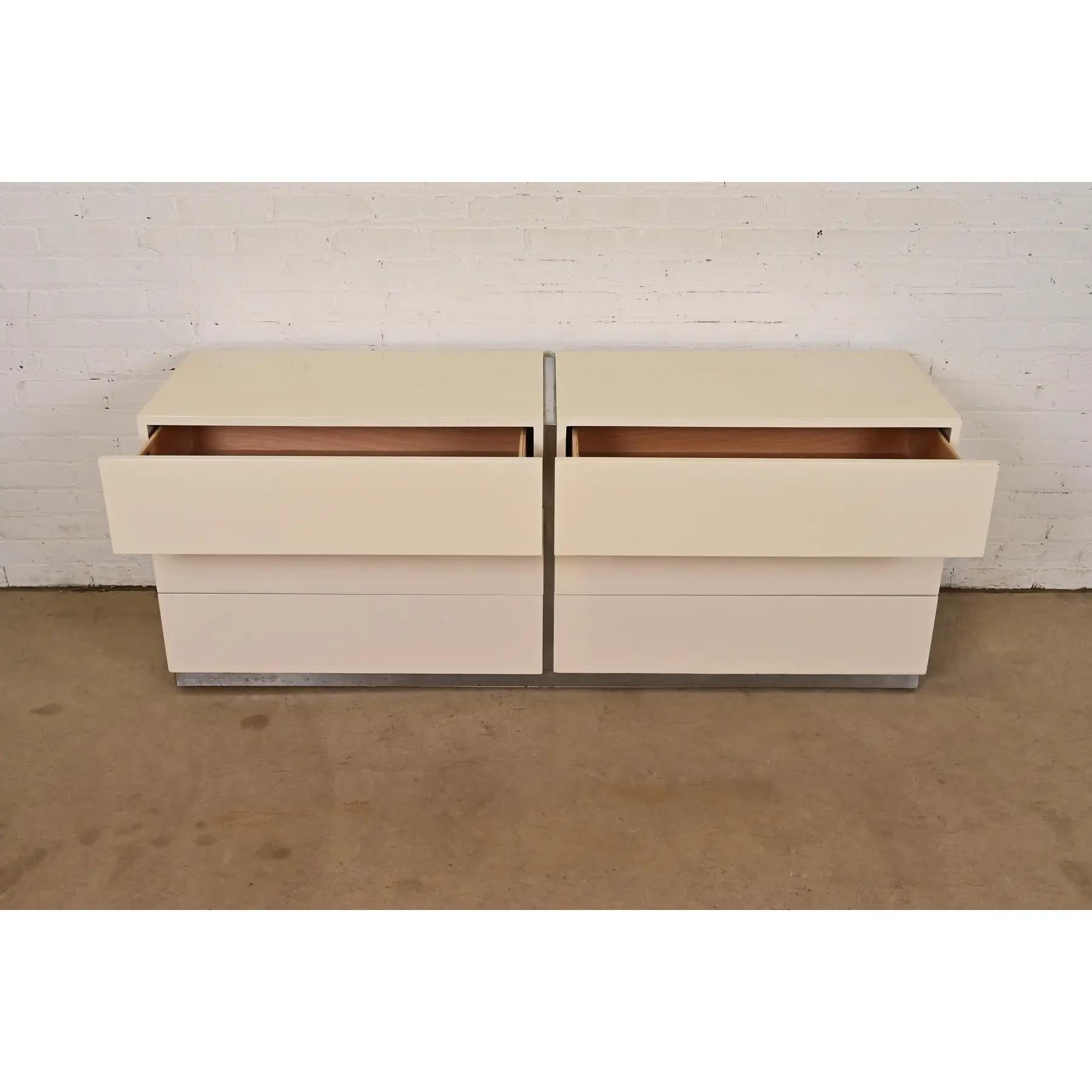 Fin du 20e siècle Commode en laque crème et chrome Milo Baughman pour Thayer Coggin, années 1970 en vente
