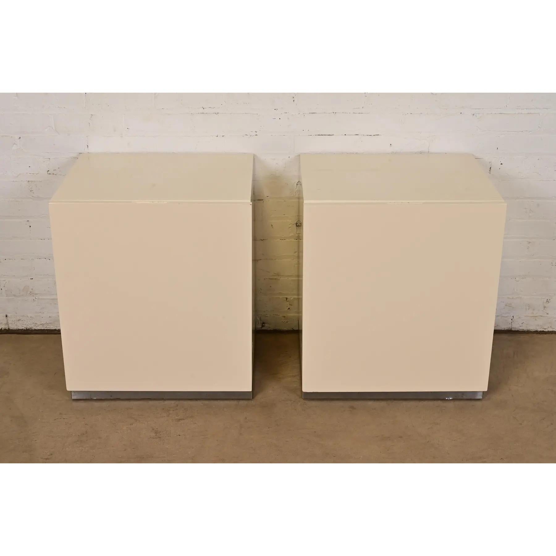Américain Paire de tables de nuit en laque crème et chrome Milo Baughman pour Thayer Coggin en vente
