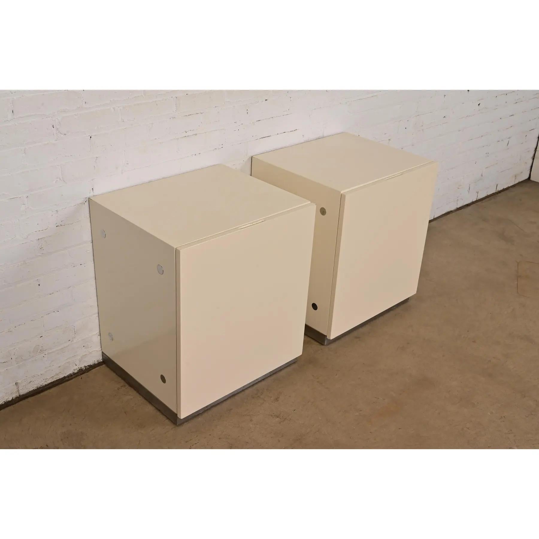 Paire de tables de nuit en laque crème et chrome Milo Baughman pour Thayer Coggin Bon état - En vente à South Bend, IN