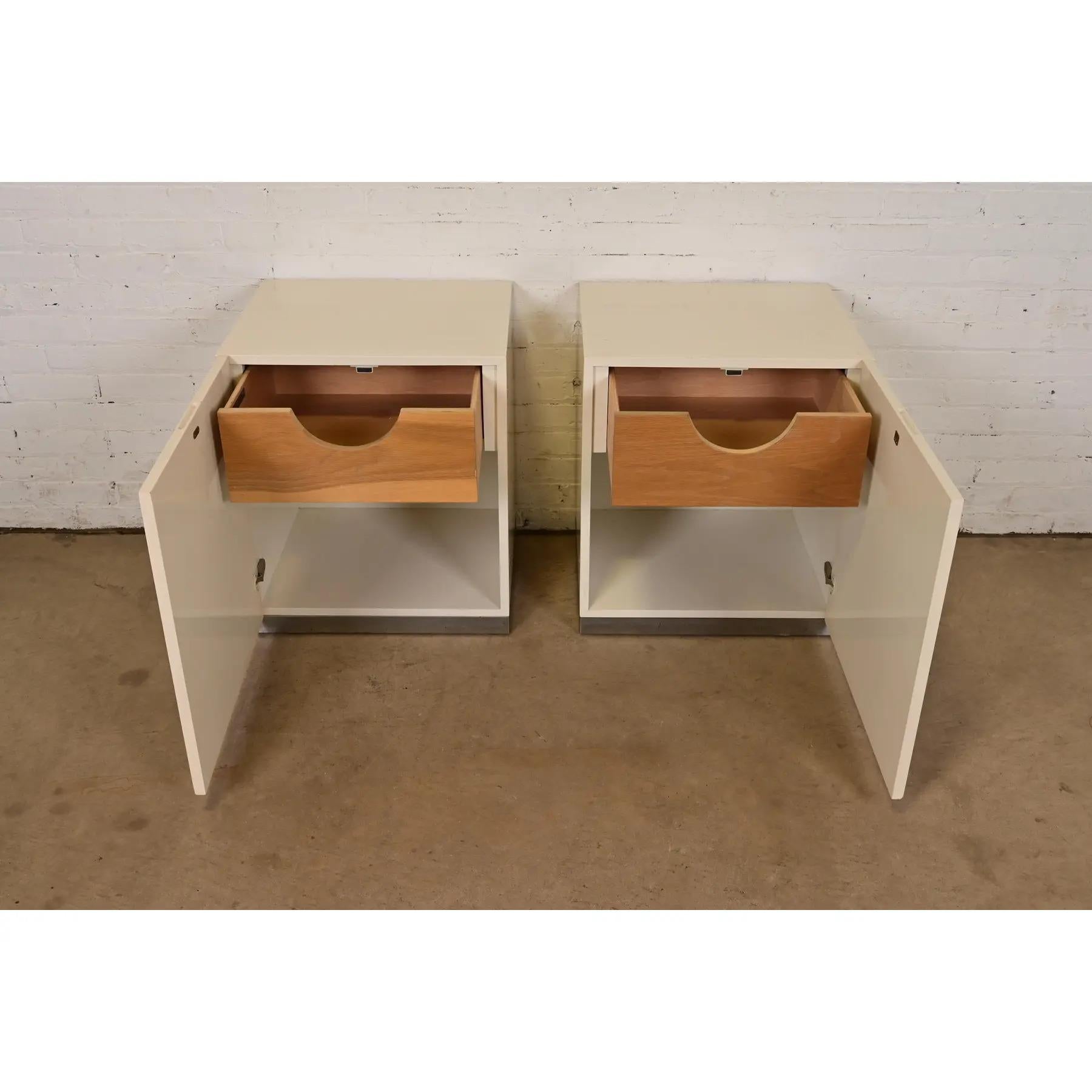 Chrome Paire de tables de nuit en laque crème et chrome Milo Baughman pour Thayer Coggin en vente