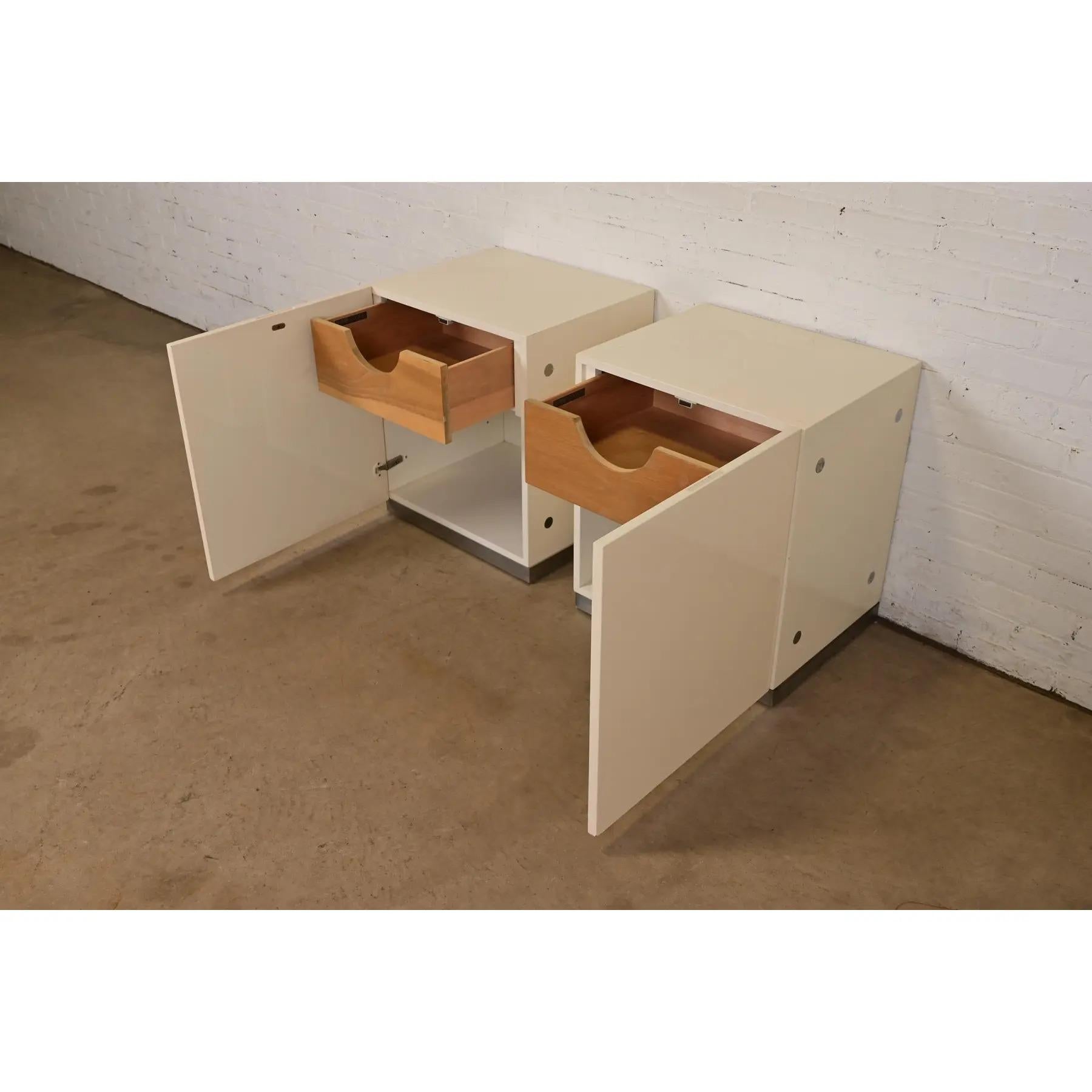 Paire de tables de nuit en laque crème et chrome Milo Baughman pour Thayer Coggin en vente 1