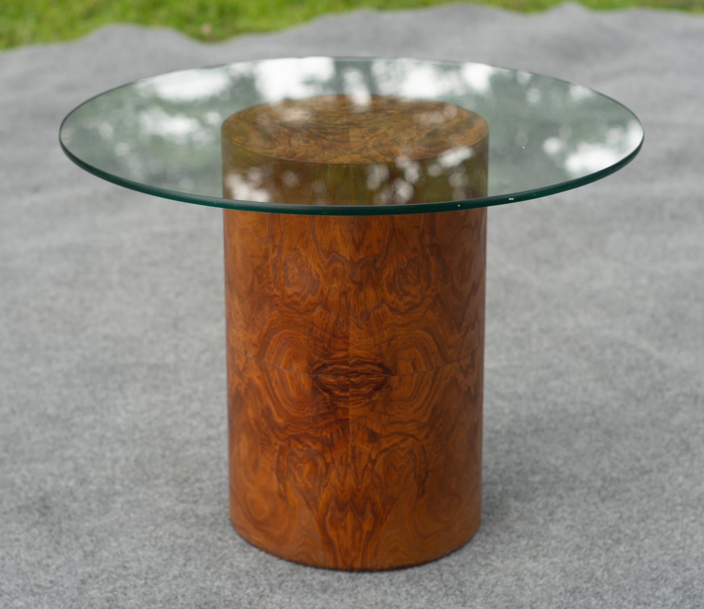 Milo Baughman für Thayer Coggin Drum Form Burl Wood Beistelltisch mit Glasplatte (amerikanisch) im Angebot