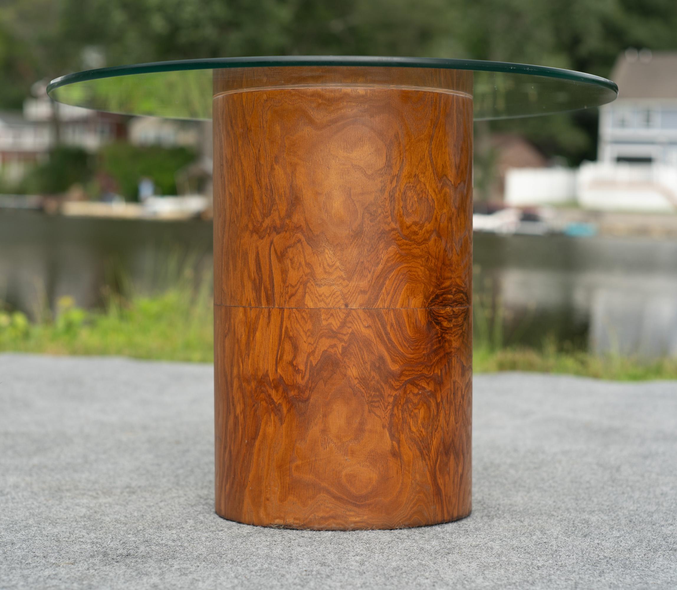 Milo Baughman für Thayer Coggin Drum Form Burl Wood Beistelltisch mit Glasplatte (Mitte des 20. Jahrhunderts) im Angebot