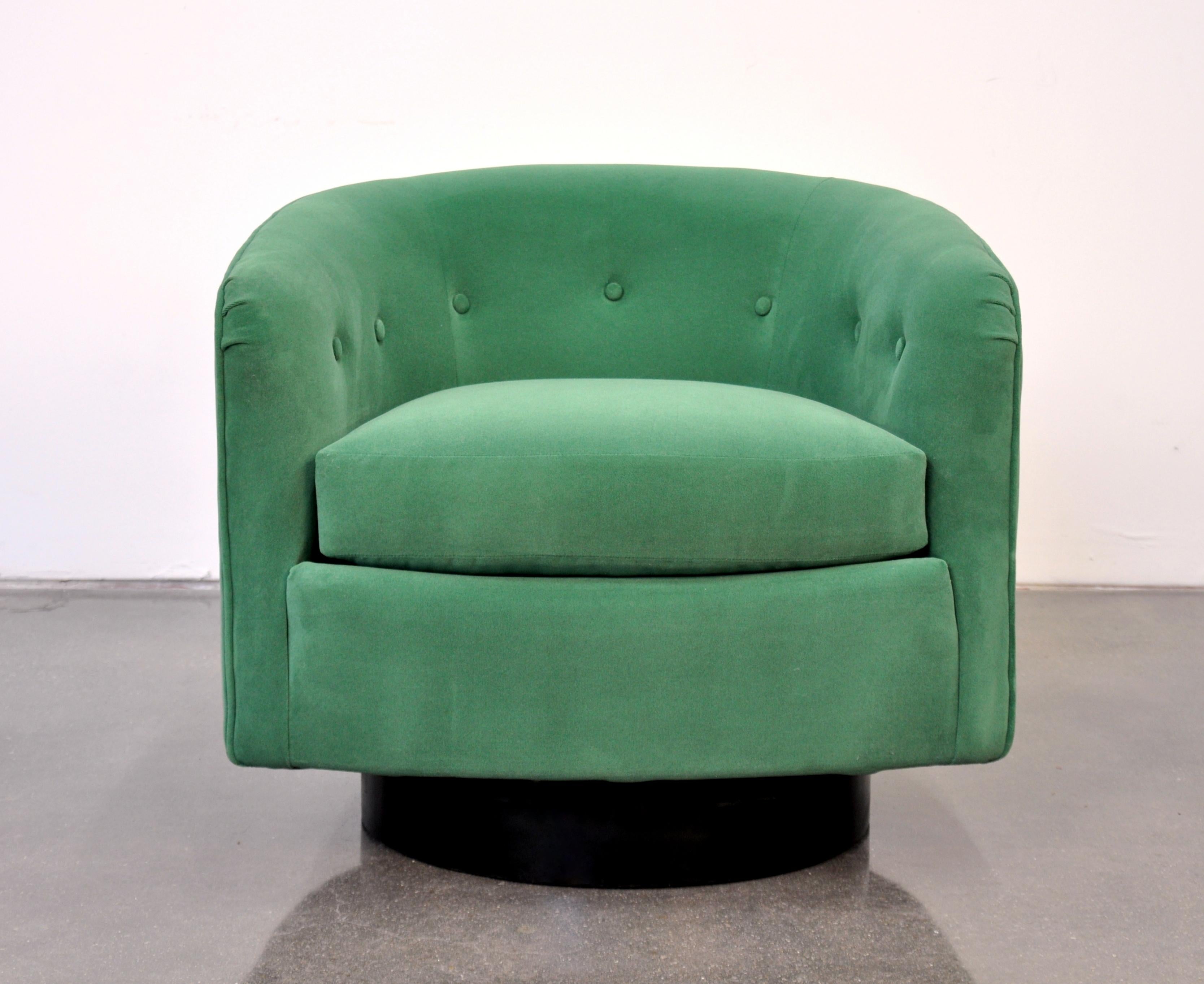 Milo Baughman for Thayer Coggin Emerald Green Velvet Swivel Lounge Chair In Excellent Condition In Miami, FL