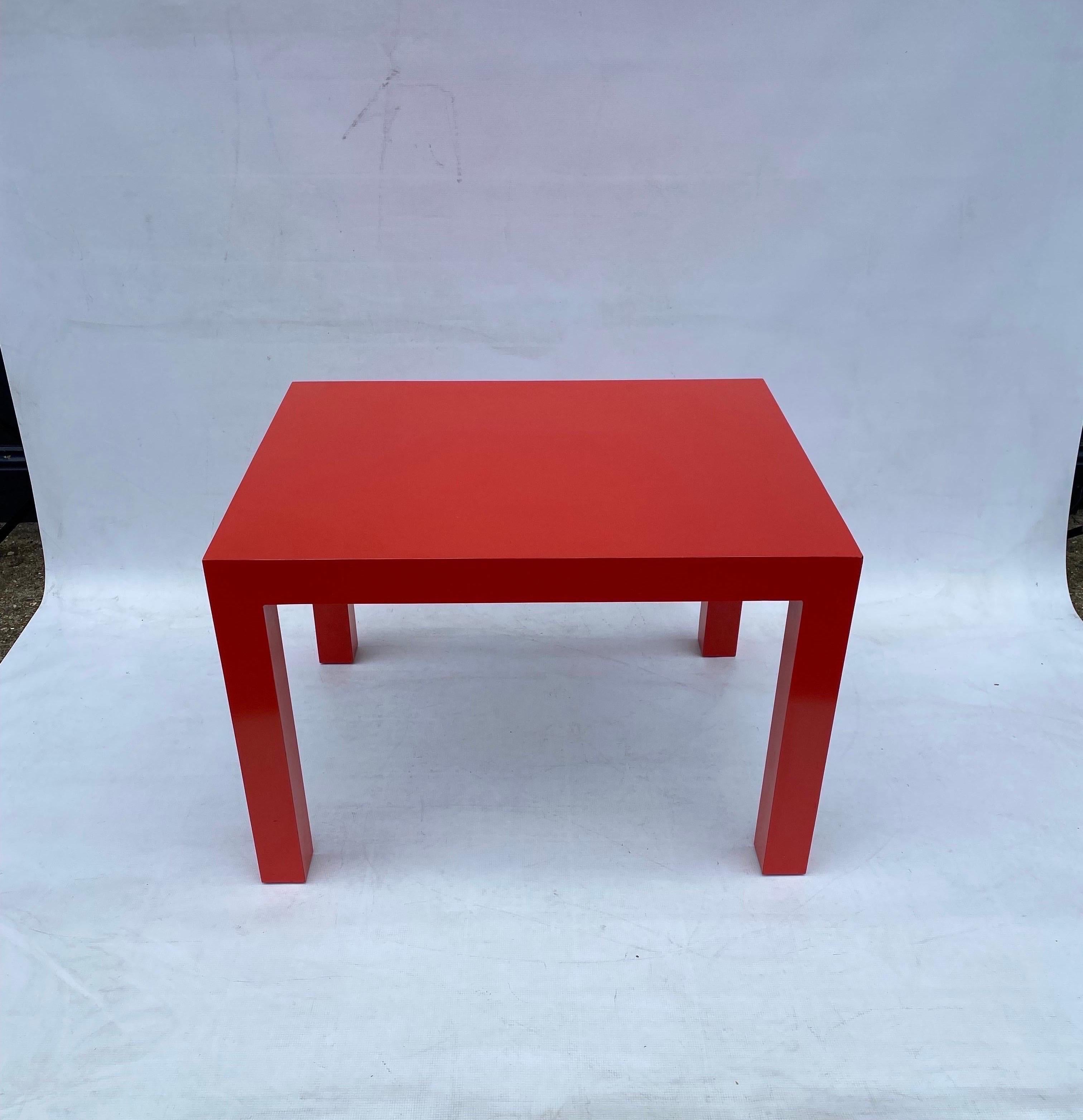 A slightly rectangular/near square side table with eye-catching coral red colour made from formica wood. This simple yet gorgeous piece has been created in the United States by Milo Baughman for Thayer Coggin in mid 1960s which perfectly resembles