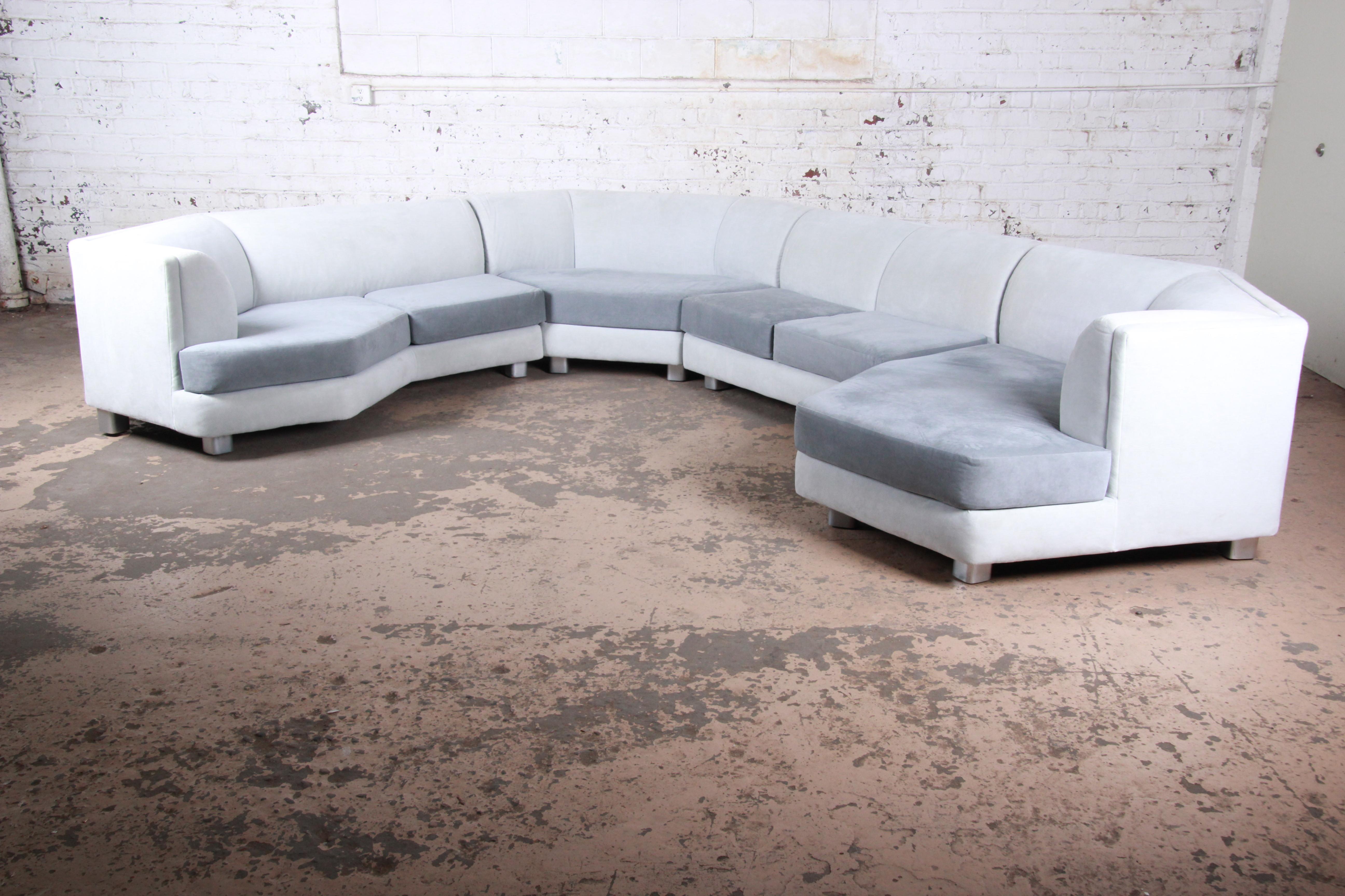 Modern four-piece sectional sofa

Designed by Milo Baughman for Thayer Coggin

USA, 1990s

Two-tone upholstery in light and dark gray and chrome feet

Measures: 163