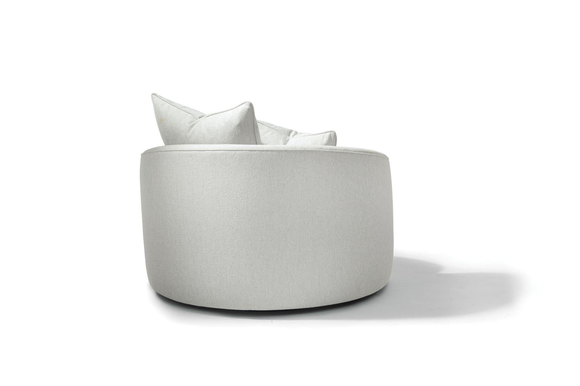 Diseñada originalmente en 1965 por Milo Baughman y fabricada de nuevo por Thayer Coggin, esta silla giratoria de gran tamaño es un clásico moderno de mediados de siglo.
Incluye una almohada de 24
