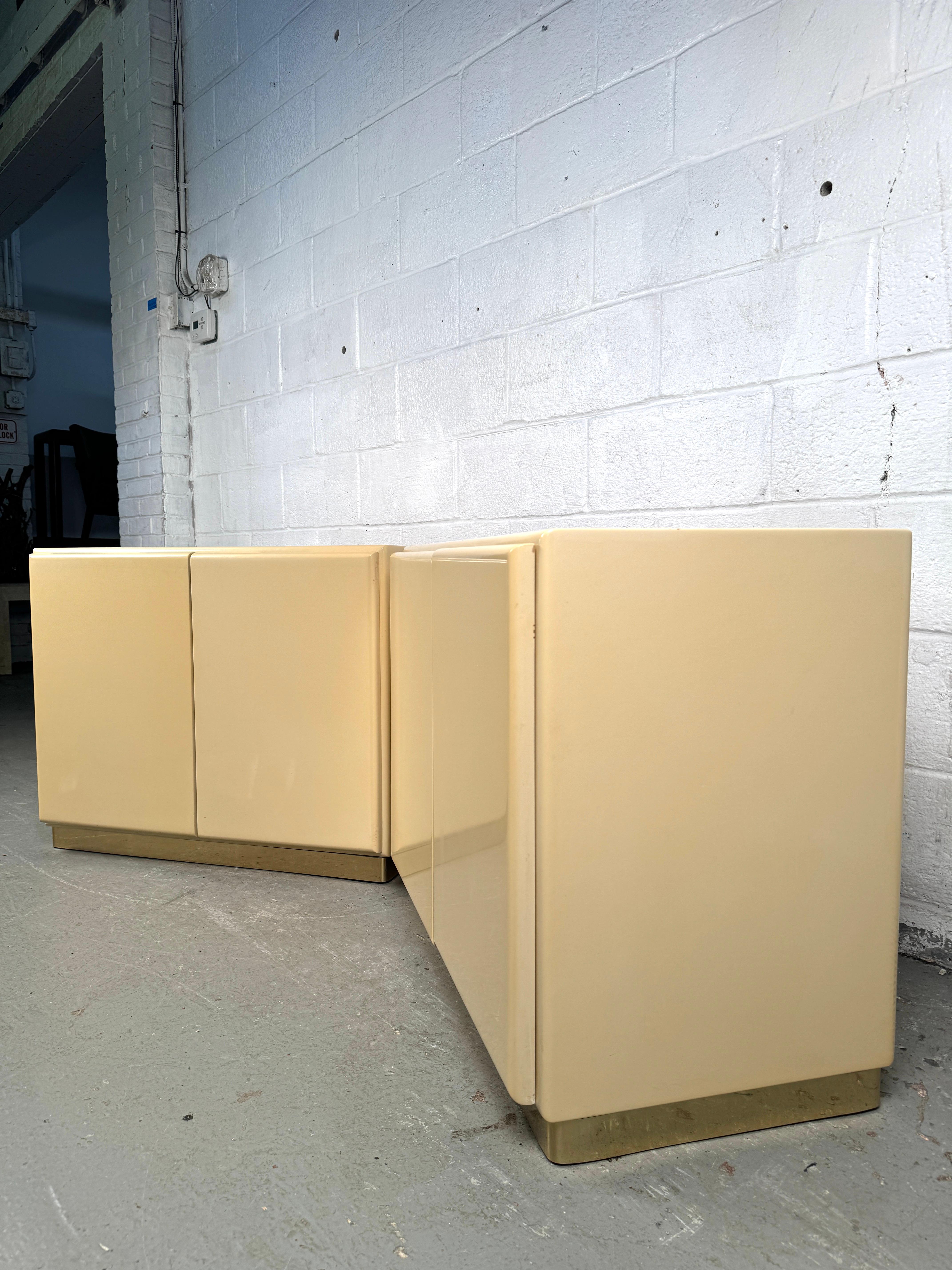 Milo Baughman per Thayer Coggin Armadi a due ante in lacca avorio e cromo In condizioni discrete in vendita a Brooklyn, NY