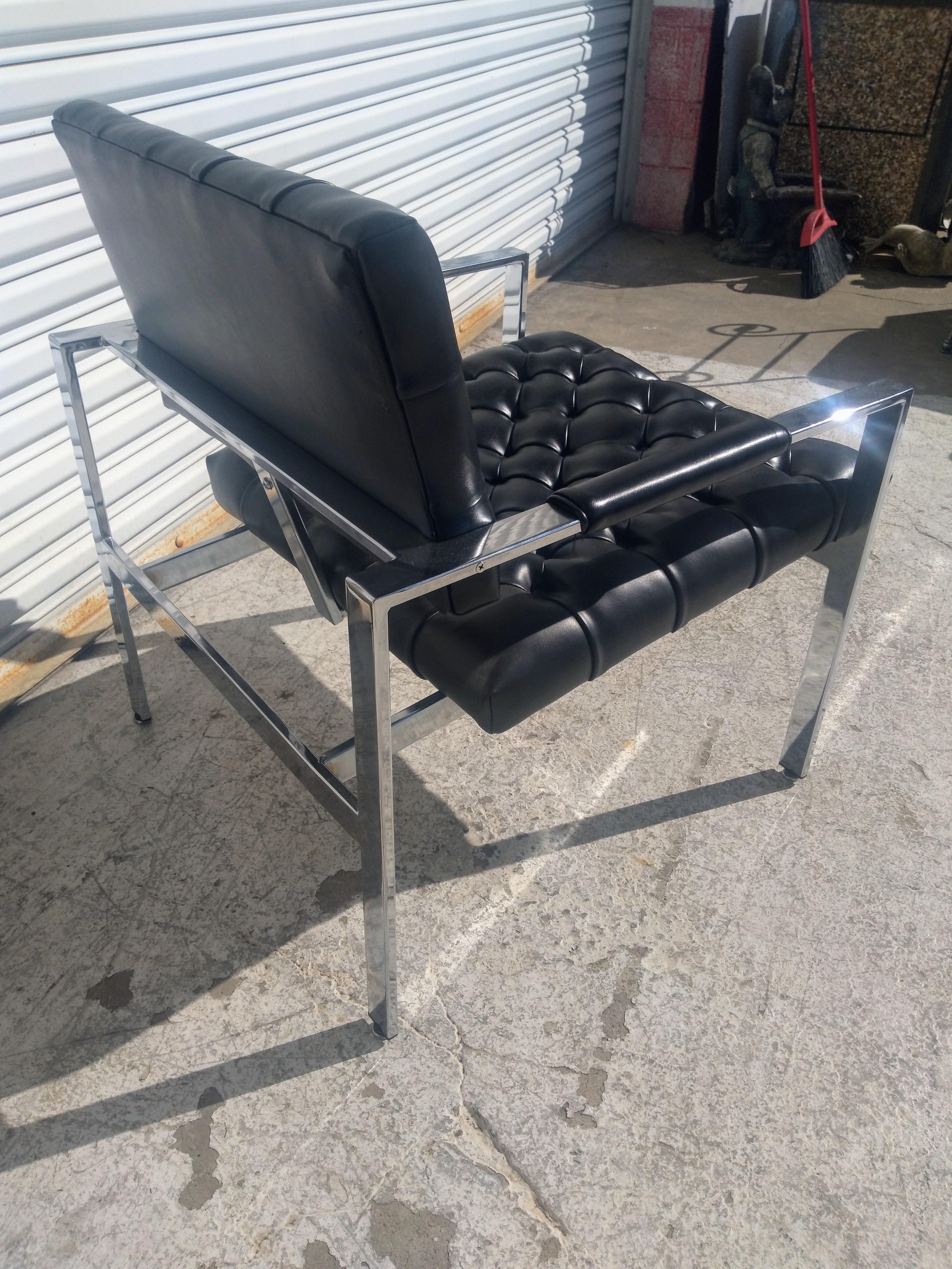 Dies ist ein Mid-Century Modern Lounge Chair, entworfen von Milo Baughman für Thayer Coggin. Das Gestell ist aus Chrom und die Polsterung aus schwarzem, getuftetem Leder ist original.

