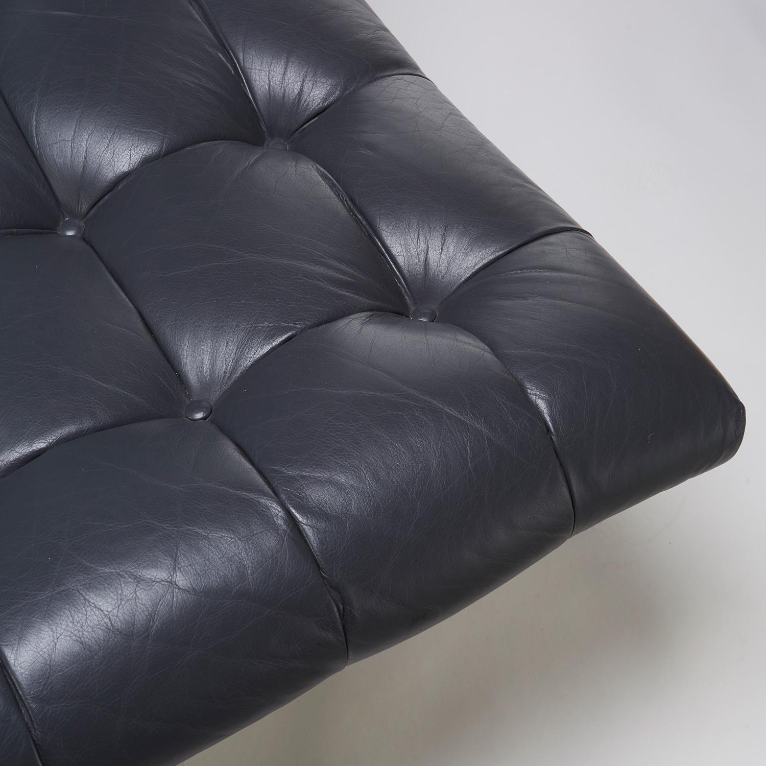 Milo Baughman For Thayer Coggin Leather Scoop Chrome Pedestal Base Lounge Chairs (amerikanisch)