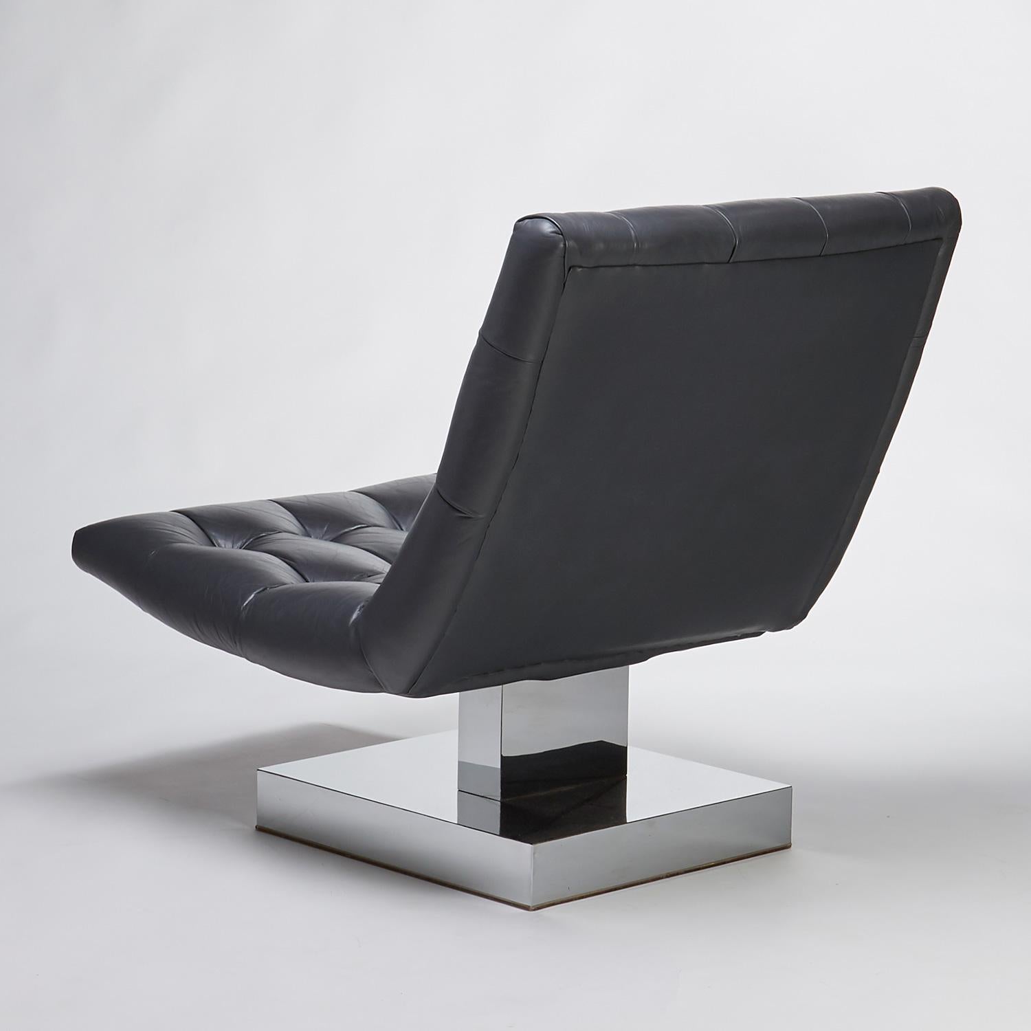 Milo Baughman For Thayer Coggin Leather Scoop Chrome Pedestal Base Lounge Chairs (Leder)