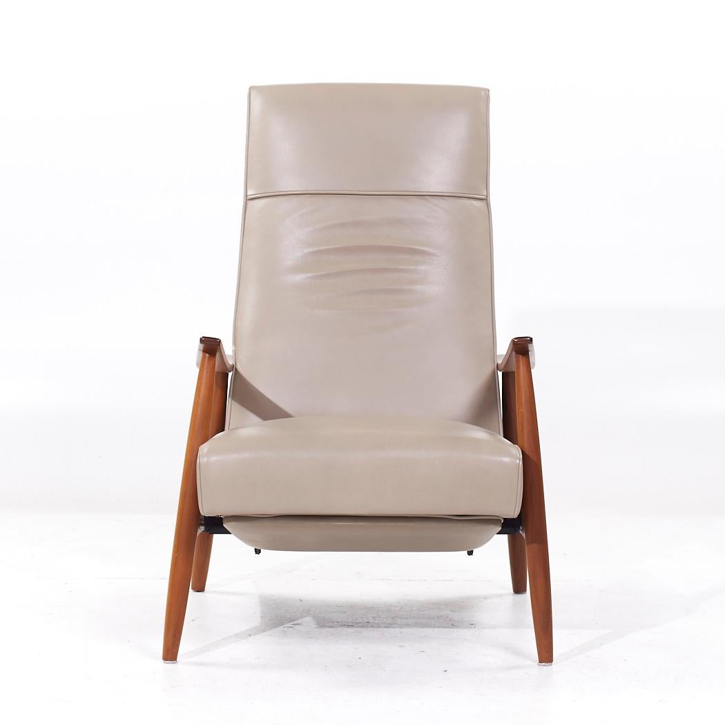 Milo Baughman für Thayer Coggin Mid Century Leder und Nussbaum Lounge Chair Recliner

Dieser Stuhl misst: 26 breit x 32 tief x 41,5 hoch, mit einer Sitzhöhe von 16,5 und Armhöhe/Stuhlabstand 22,5 Zoll

Alle Möbelstücke sind in einem so genannten