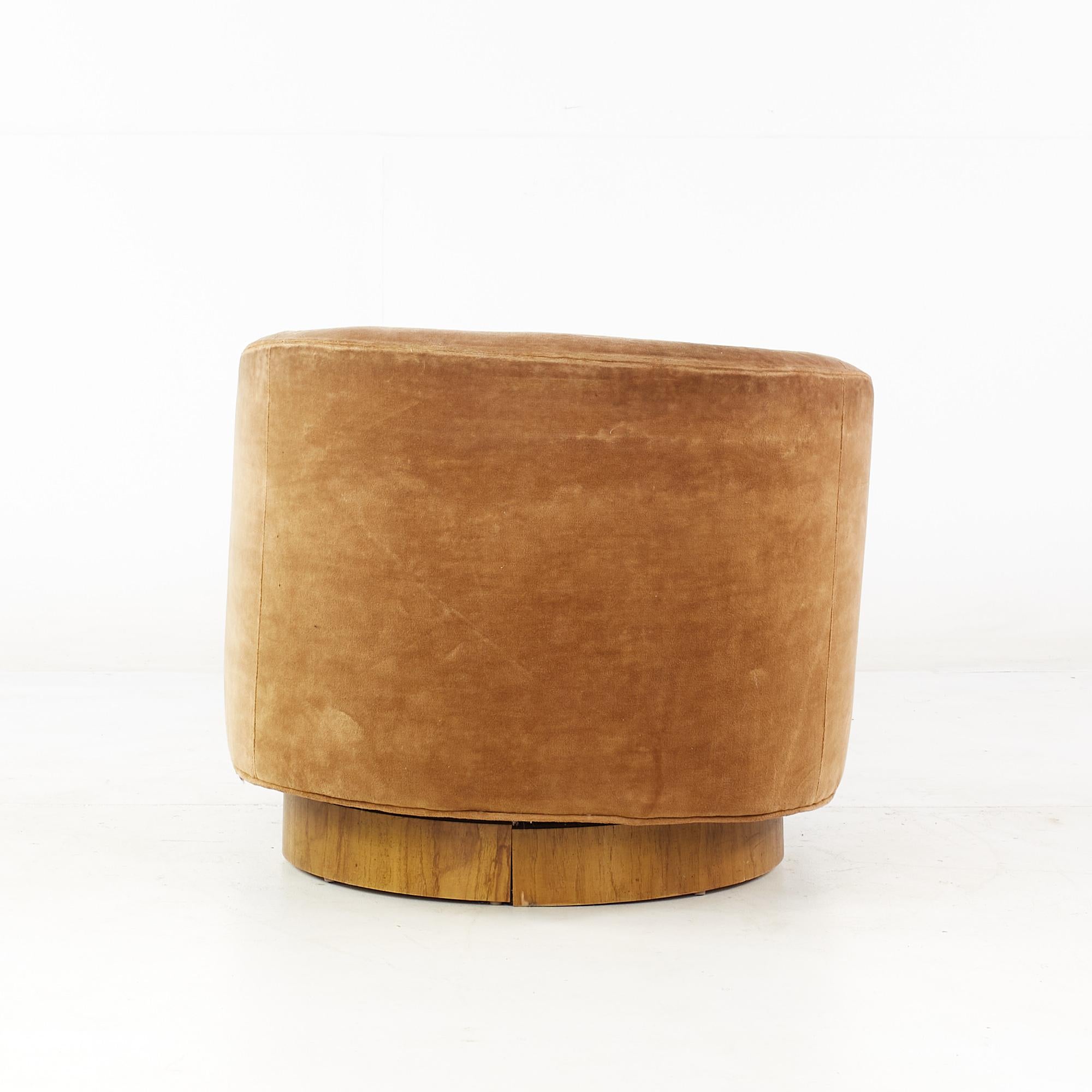 Milo Baughman for Thayer Coggin Walnut Tilt Swivel Barrel Lounge Chair In Good Condition For Sale In Franklin Park, IL