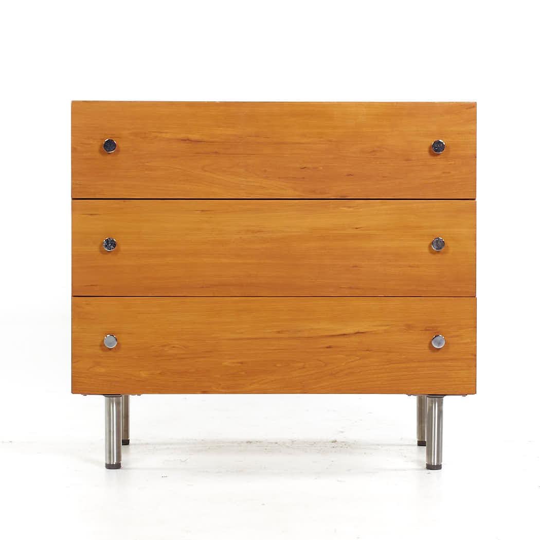 Coffre à 3 tiroirs mi-siècle Milo Baughman pour Thayer Coggin

L'armoire mesure : 31 de large x 18 de profond x 28.5 de haut

Tous les meubles peuvent être achetés dans ce que nous appelons un état vintage restauré. Cela signifie que la pièce est
