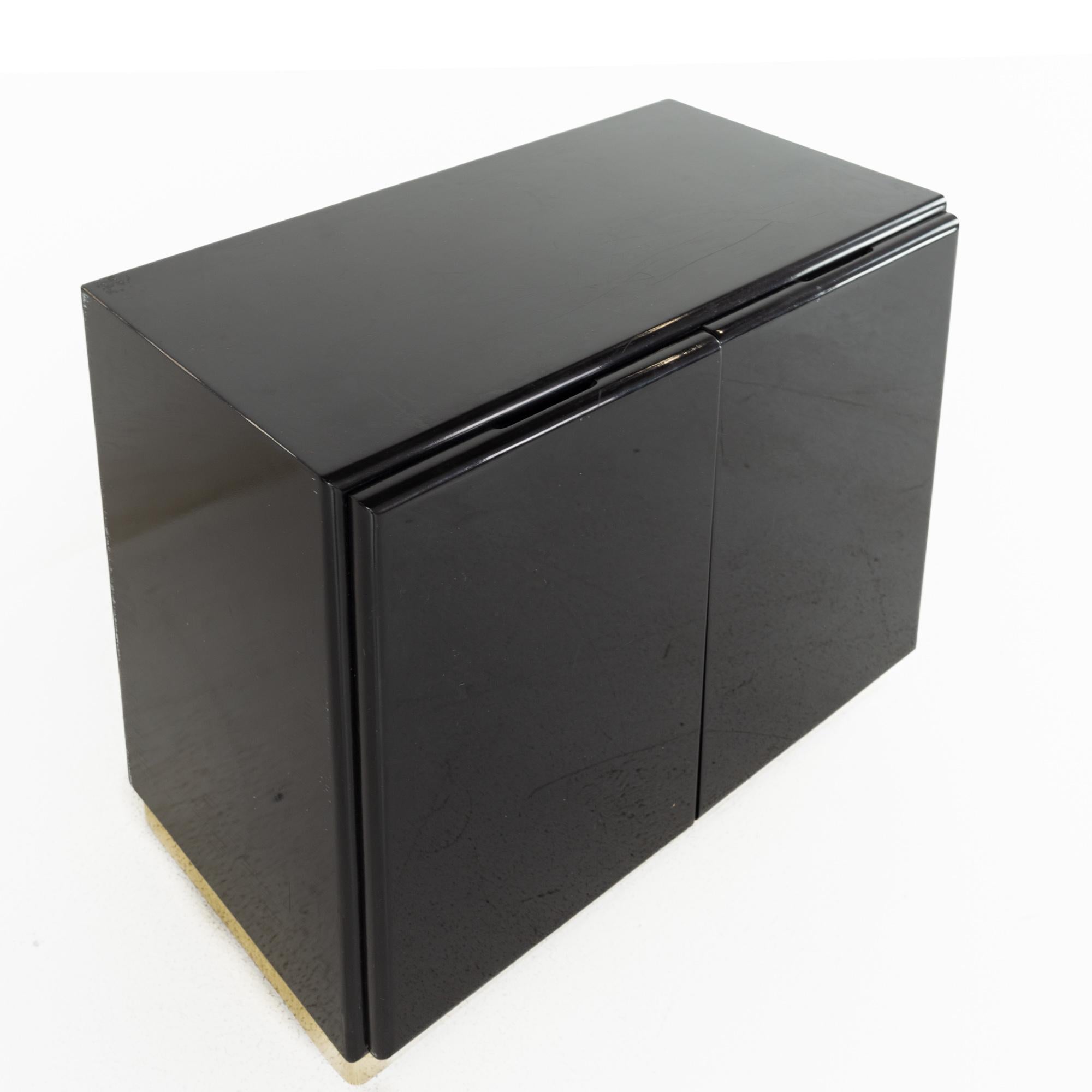 Milo Baughman for Thayer Coggin Mid Century Black Lacquer and Brass Nightstands For Sale 3