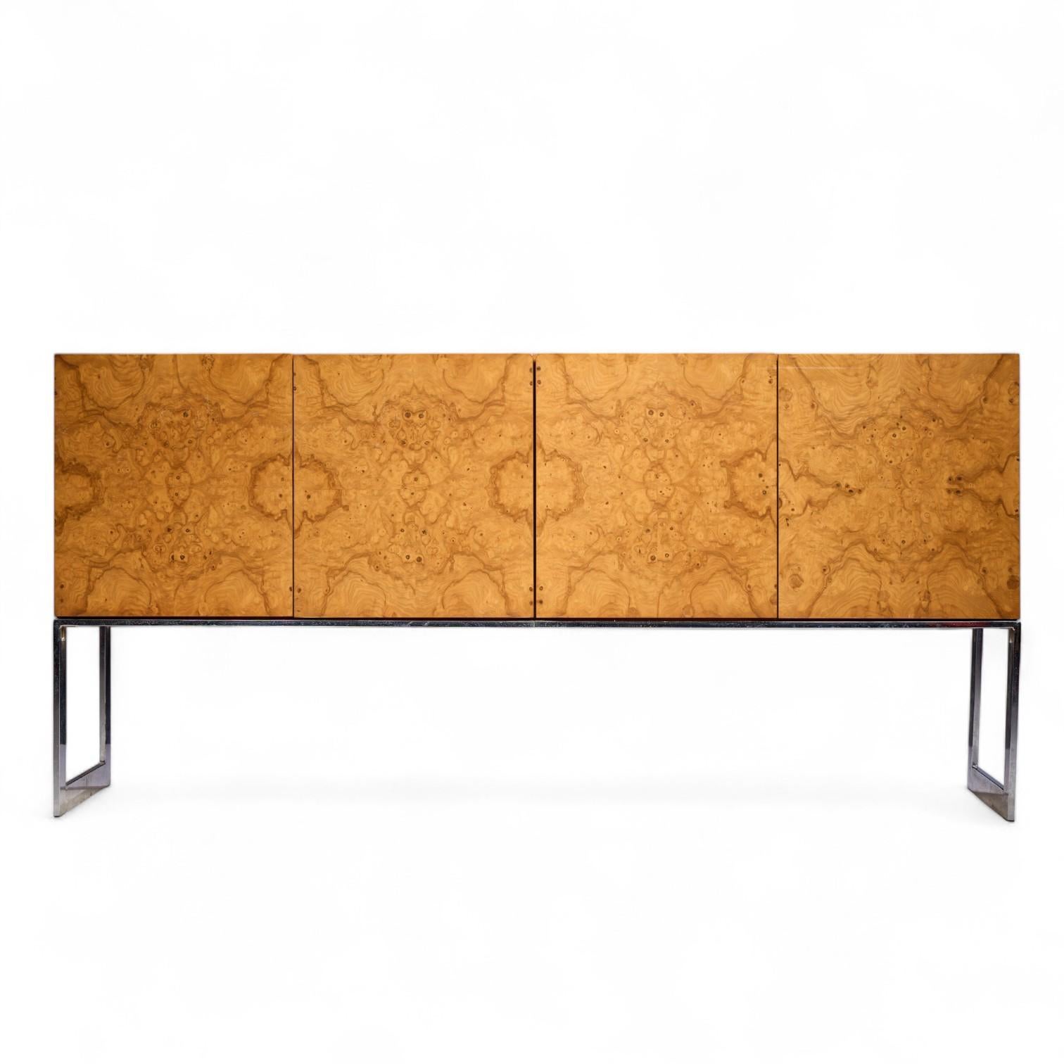 Milo Baughman per Thayer Coggin Credenza di metà secolo in legno di boro e cromo

Questa credenza misura: 72 di larghezza x 18,25 di profondità x 34,75 di altezza

Buone condizioni d'epoca - Graffi minori e usura sulla cassa in Wood. Le ante e i