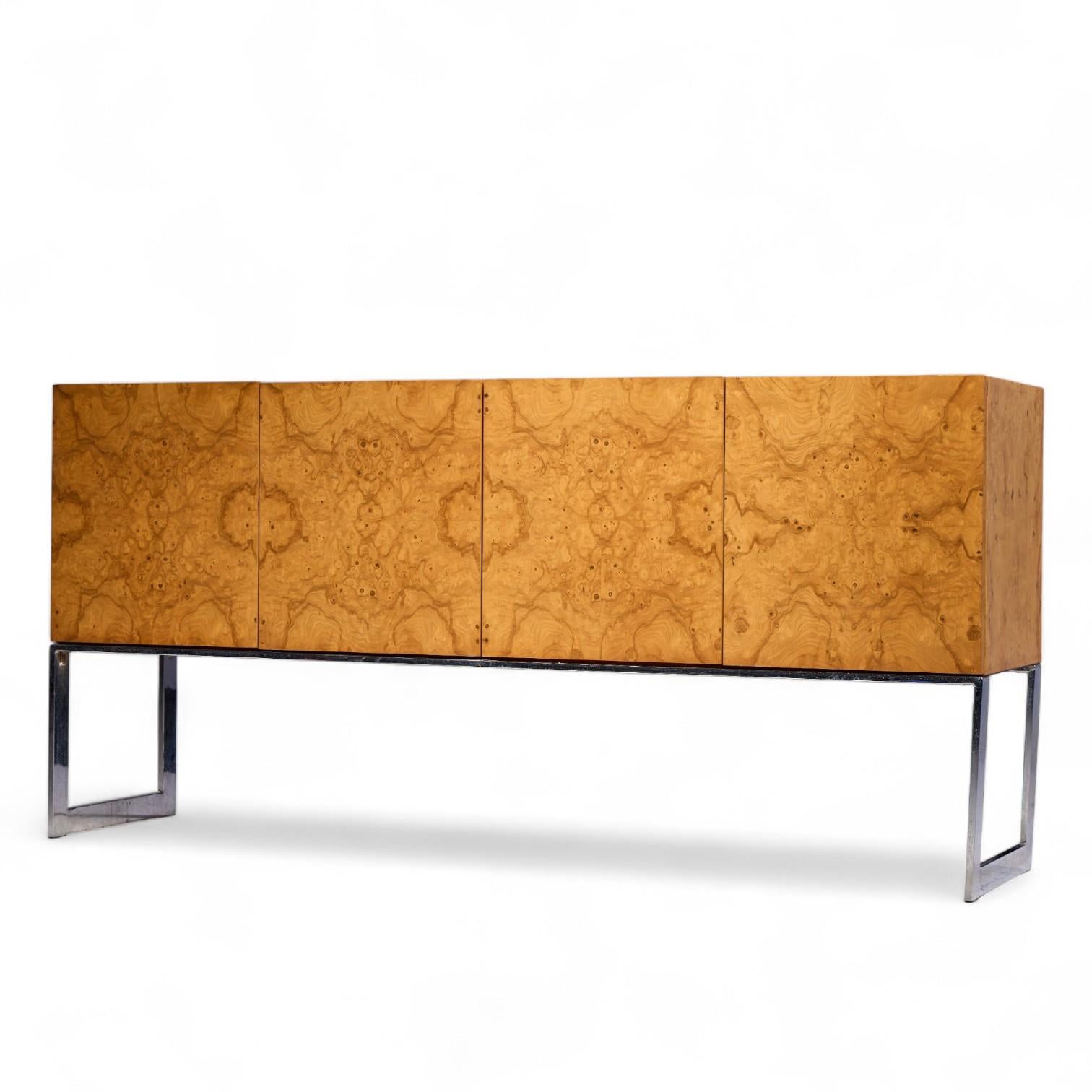 Mid-Century moderno Milo Baughman per Thayer Coggin Credenza di metà secolo in legno di boro e cromo in vendita