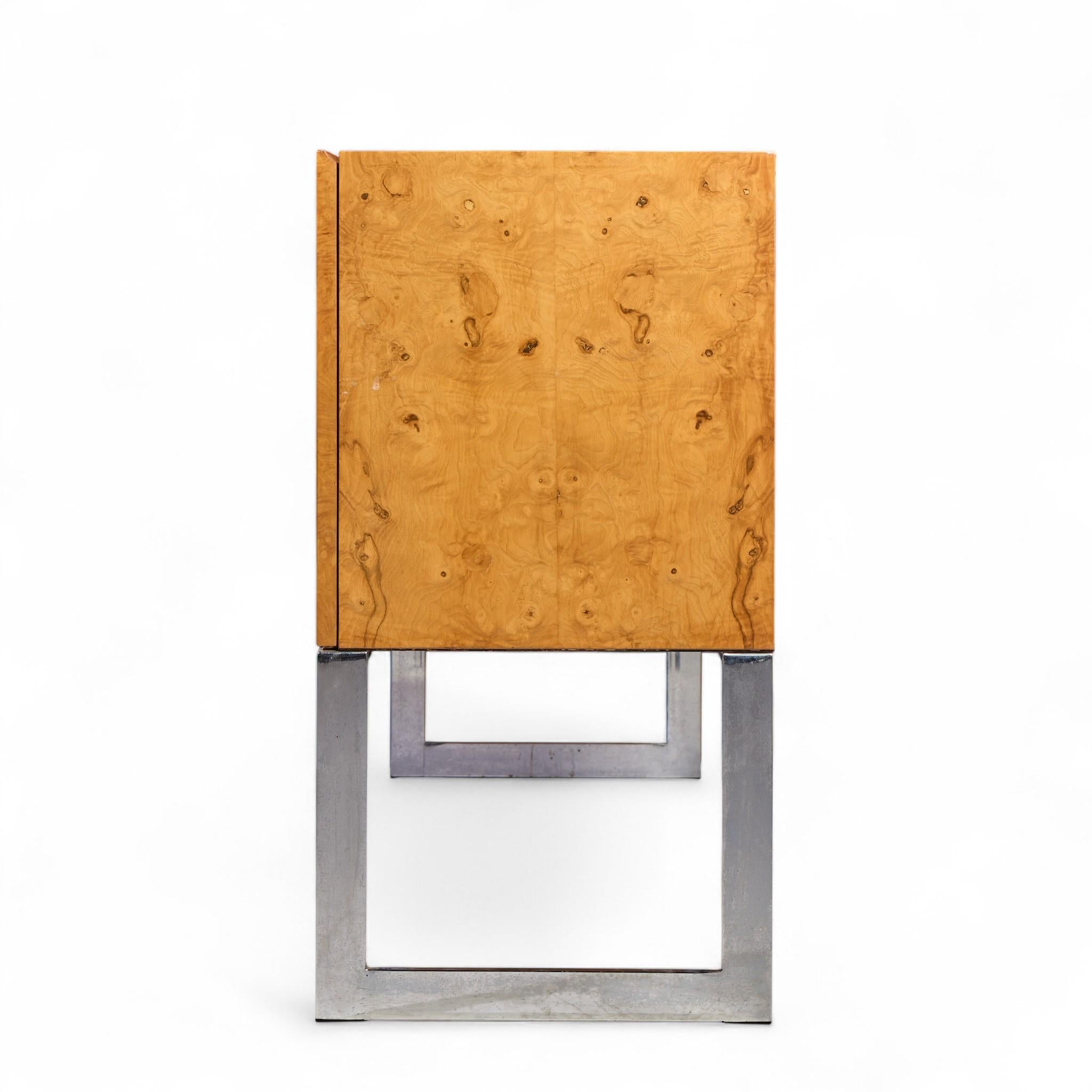 Americano Milo Baughman per Thayer Coggin Credenza di metà secolo in legno di boro e cromo in vendita