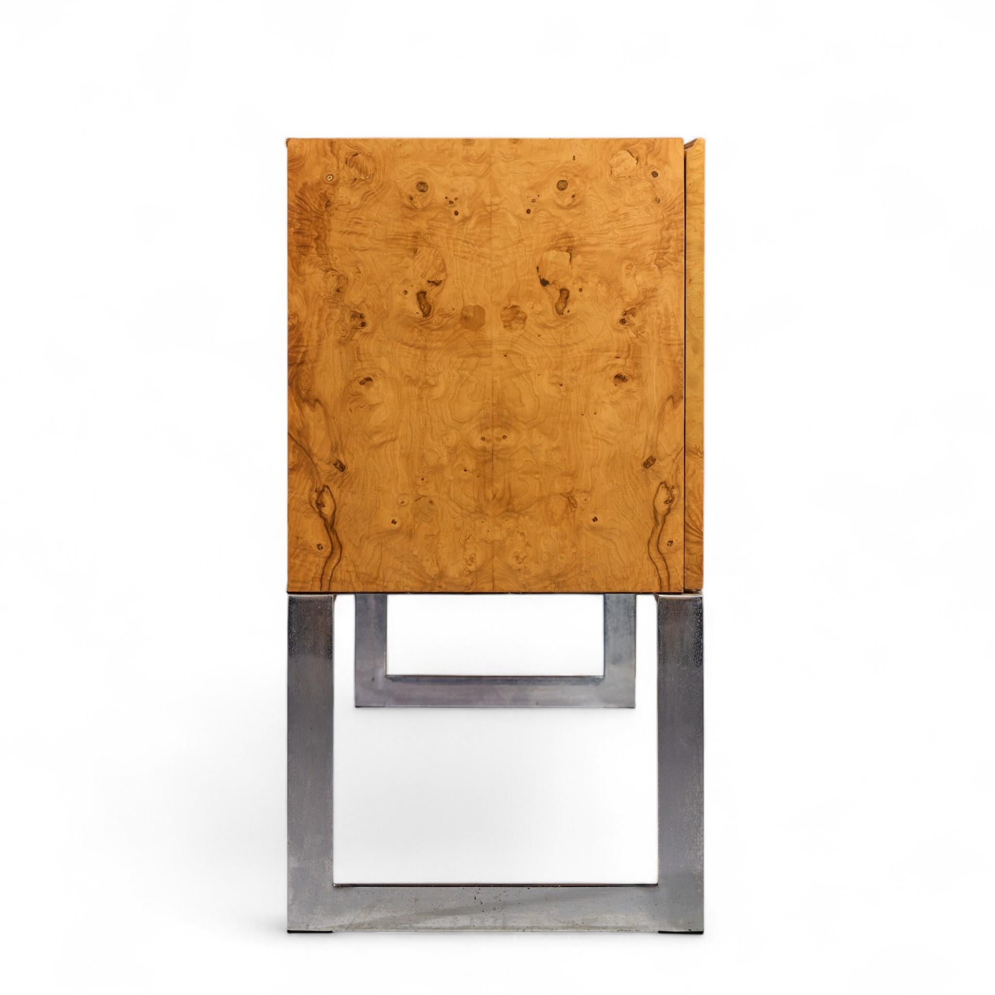 Milo Baughman per Thayer Coggin Credenza di metà secolo in legno di boro e cromo In condizioni buone in vendita a Franklin Park, IL