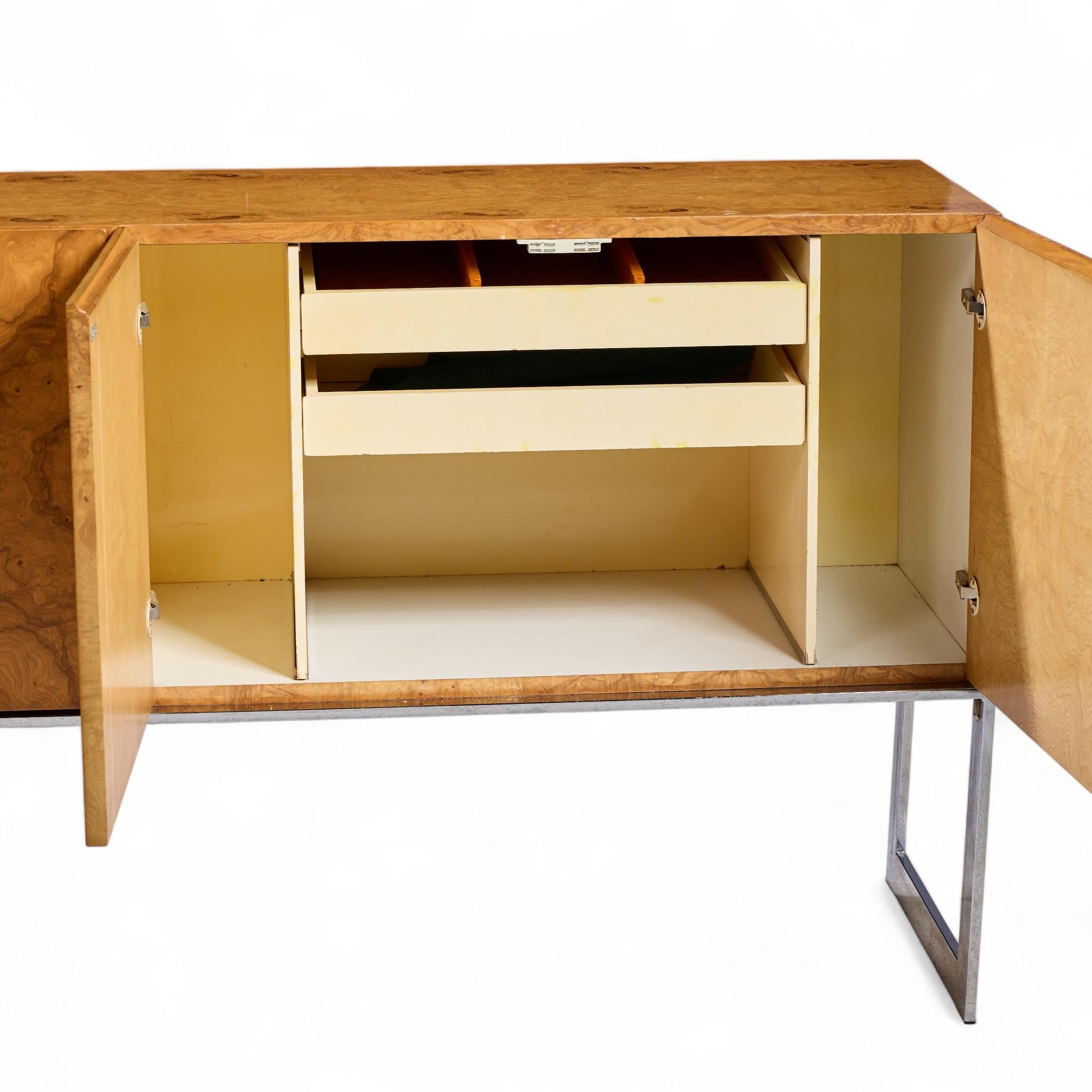 Cromo Milo Baughman per Thayer Coggin Credenza di metà secolo in legno di boro e cromo in vendita