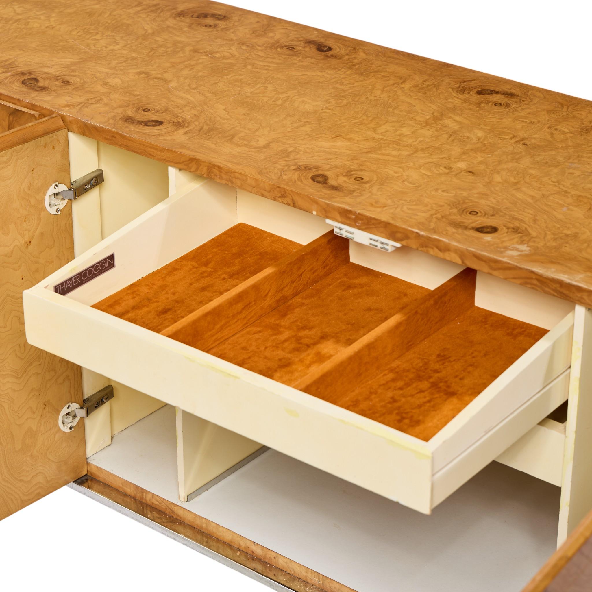 Milo Baughman per Thayer Coggin Credenza di metà secolo in legno di boro e cromo in vendita 1