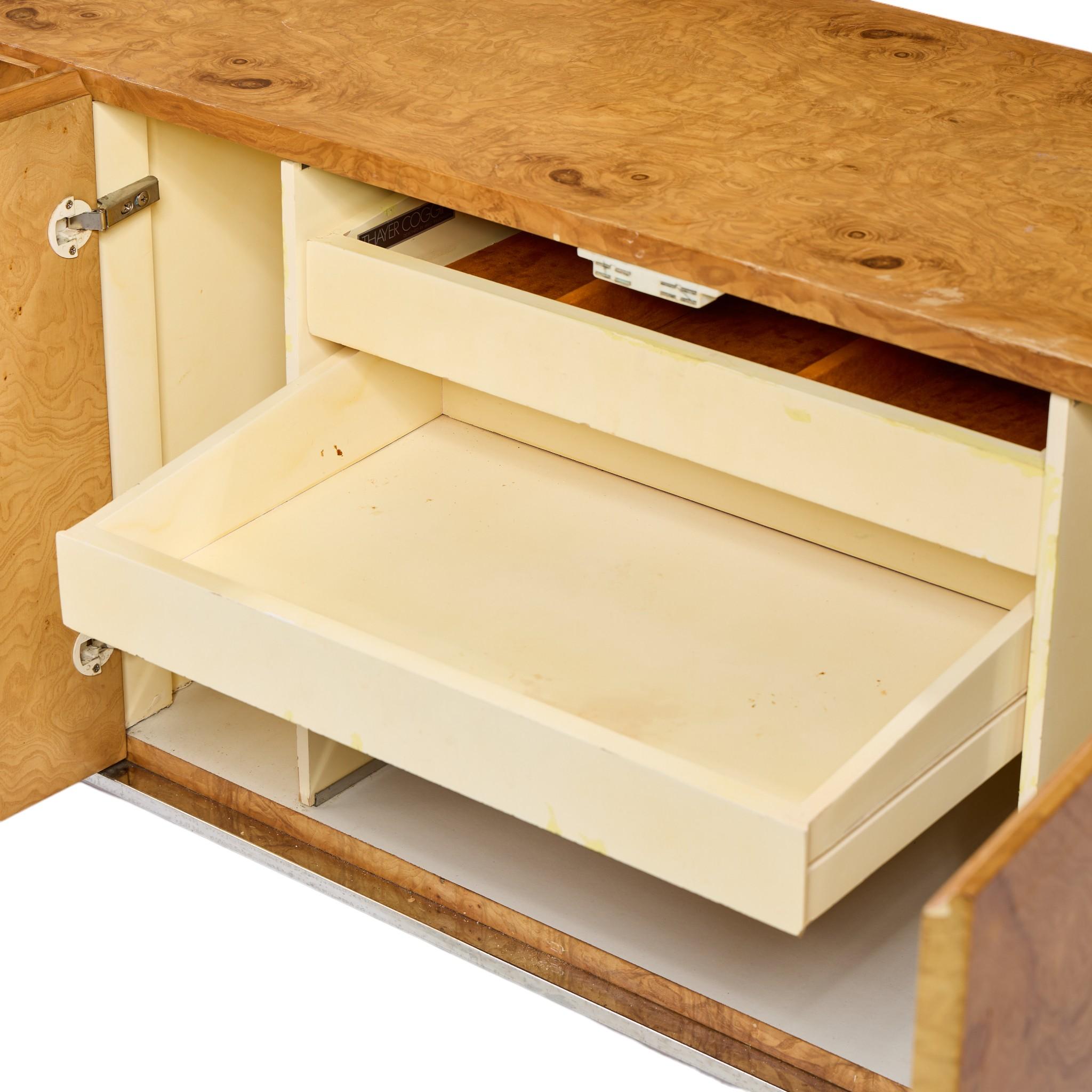 Milo Baughman per Thayer Coggin Credenza di metà secolo in legno di boro e cromo in vendita 2