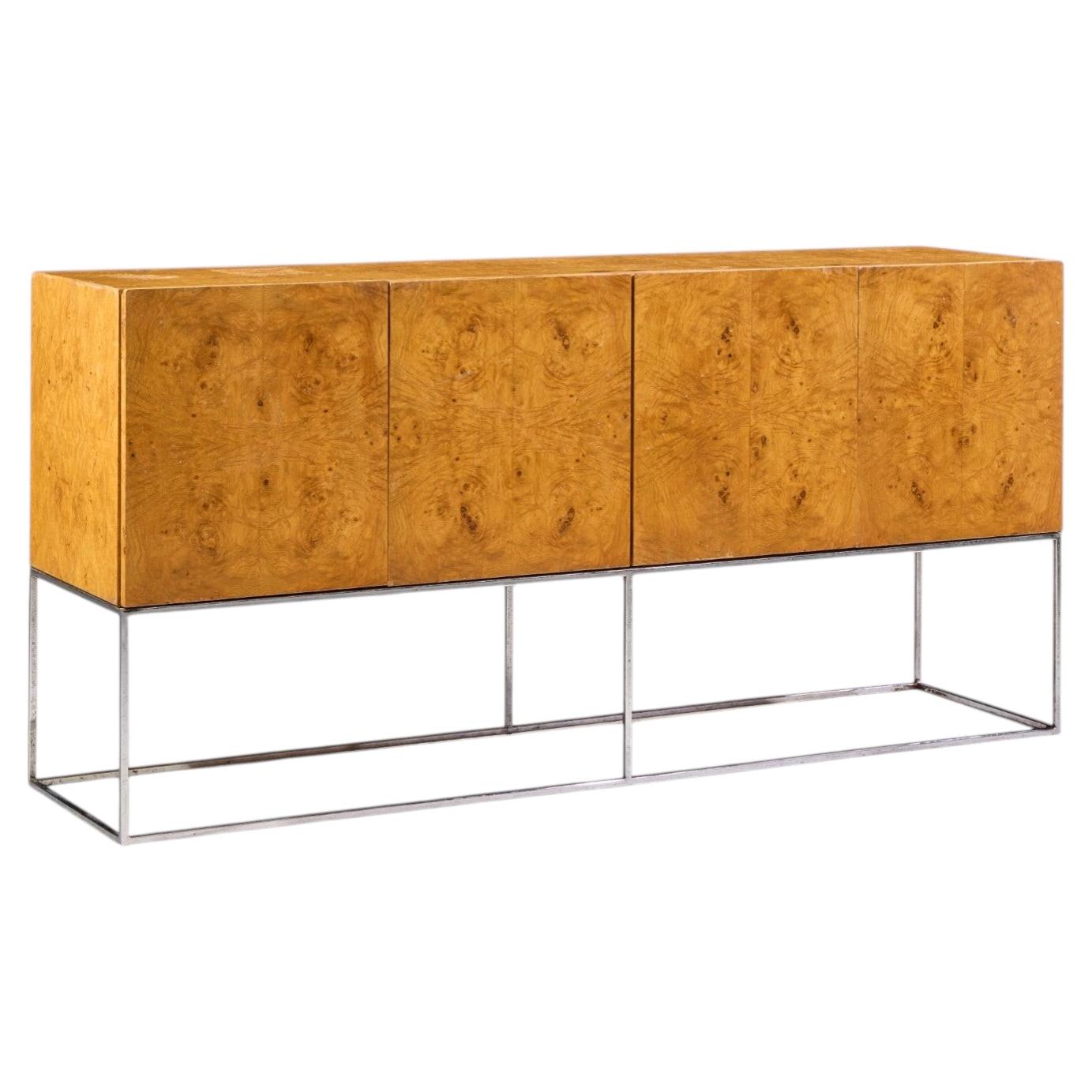 Milo Baughman para Thayer Coggin Credenza de mediados de siglo de madera de arce y cromo en venta