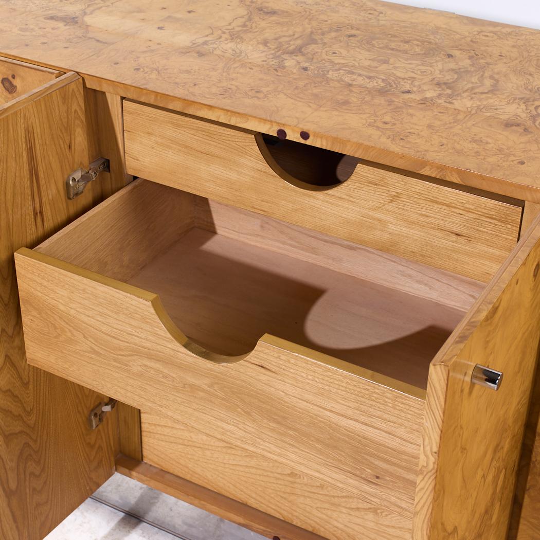 Milo Baughman per Thayer Coggin Credenza in legno di burbio del Medioevo in vendita 3
