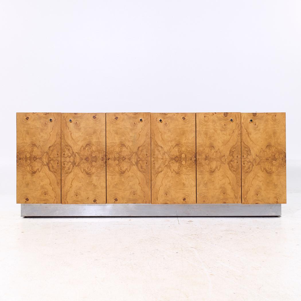 Milo Baughman per Thayer Coggin Credenza in legno di burbio del Medioevo

Questa credenza misura: 84 larghezza x 20 profondità x 33,25 pollici di altezza

Tutti i mobili possono essere acquistati in quello che noi chiamiamo stato vintage restaurato.
