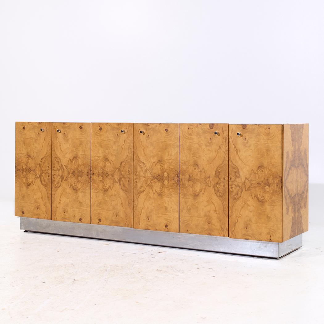 Mid-Century moderno Milo Baughman per Thayer Coggin Credenza in legno di burbio del Medioevo in vendita