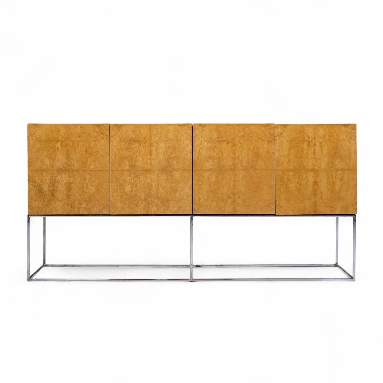 Mid-Century moderno Milo Baughman per Thayer Coggin Credenza in legno di burbio del Medioevo in vendita