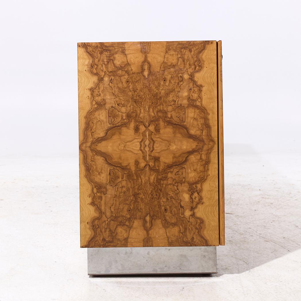 Milo Baughman per Thayer Coggin Credenza in legno di burbio del Medioevo In condizioni buone in vendita a Countryside, IL