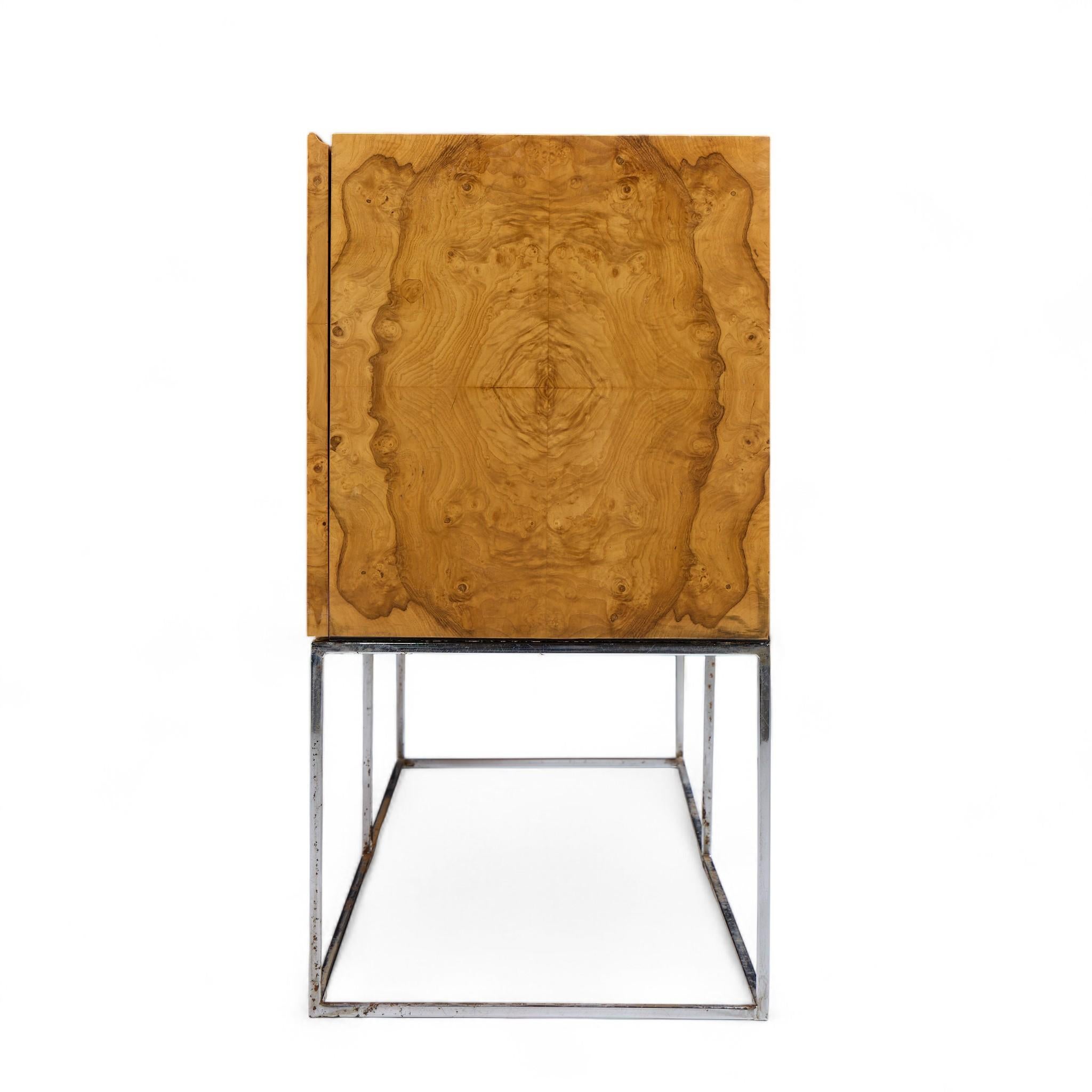 Milo Baughman per Thayer Coggin Credenza in legno di burbio del Medioevo In condizioni buone in vendita a Franklin Park, IL