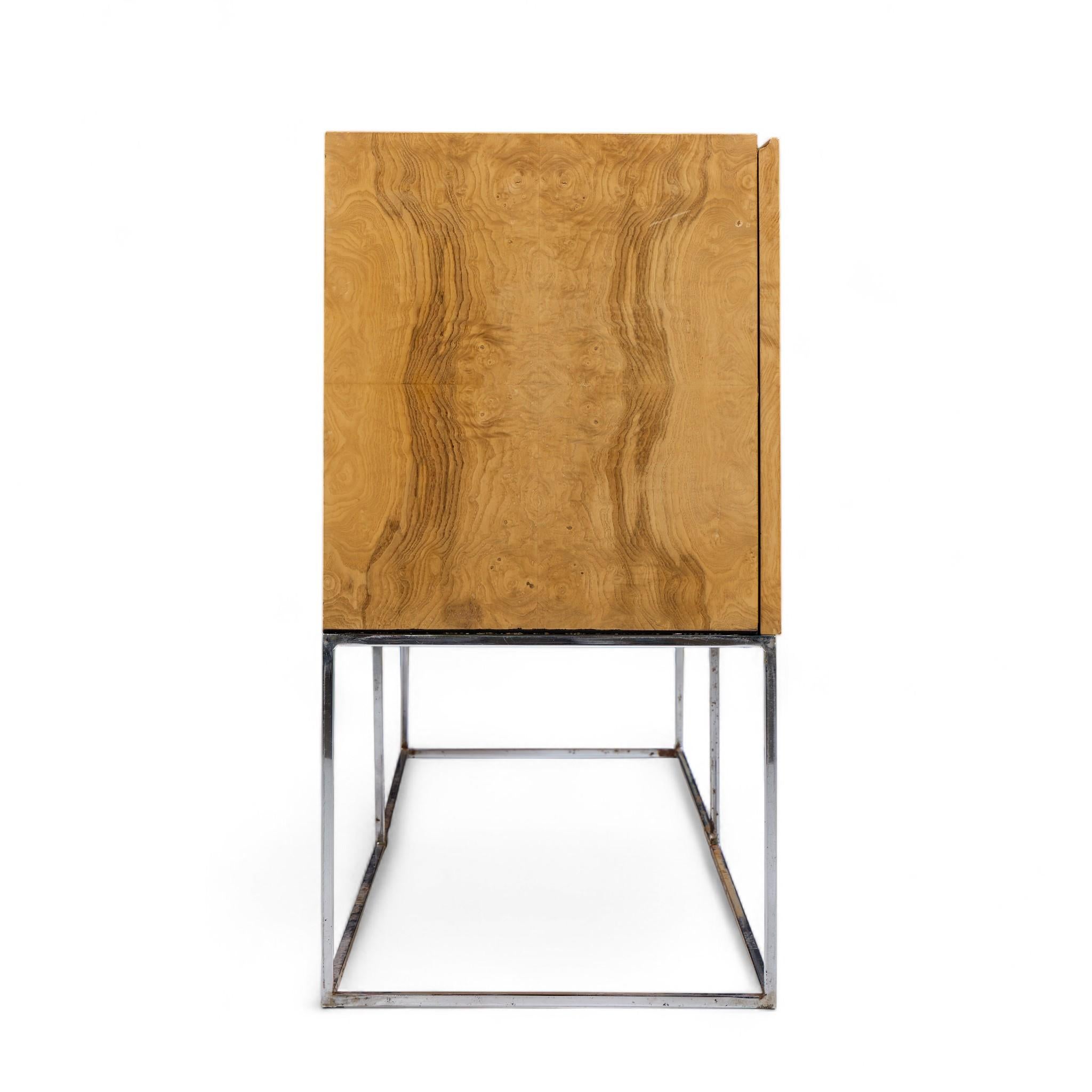 XX secolo Milo Baughman per Thayer Coggin Credenza in legno di burbio del Medioevo in vendita