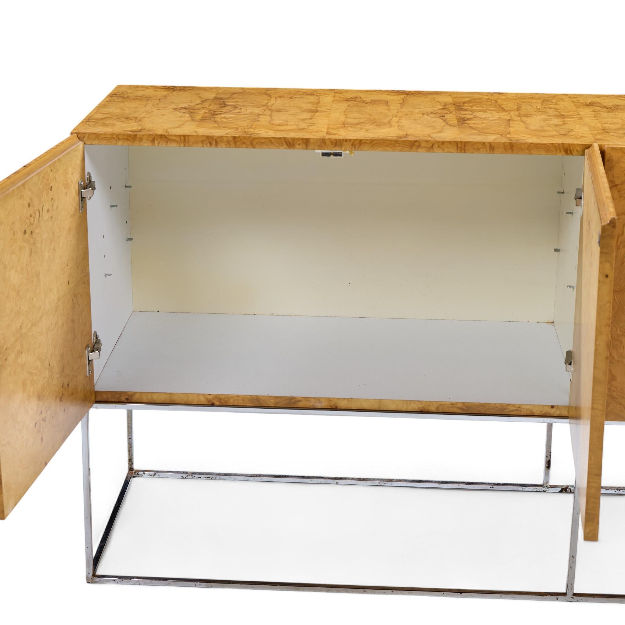 Nodo Milo Baughman per Thayer Coggin Credenza in legno di burbio del Medioevo in vendita