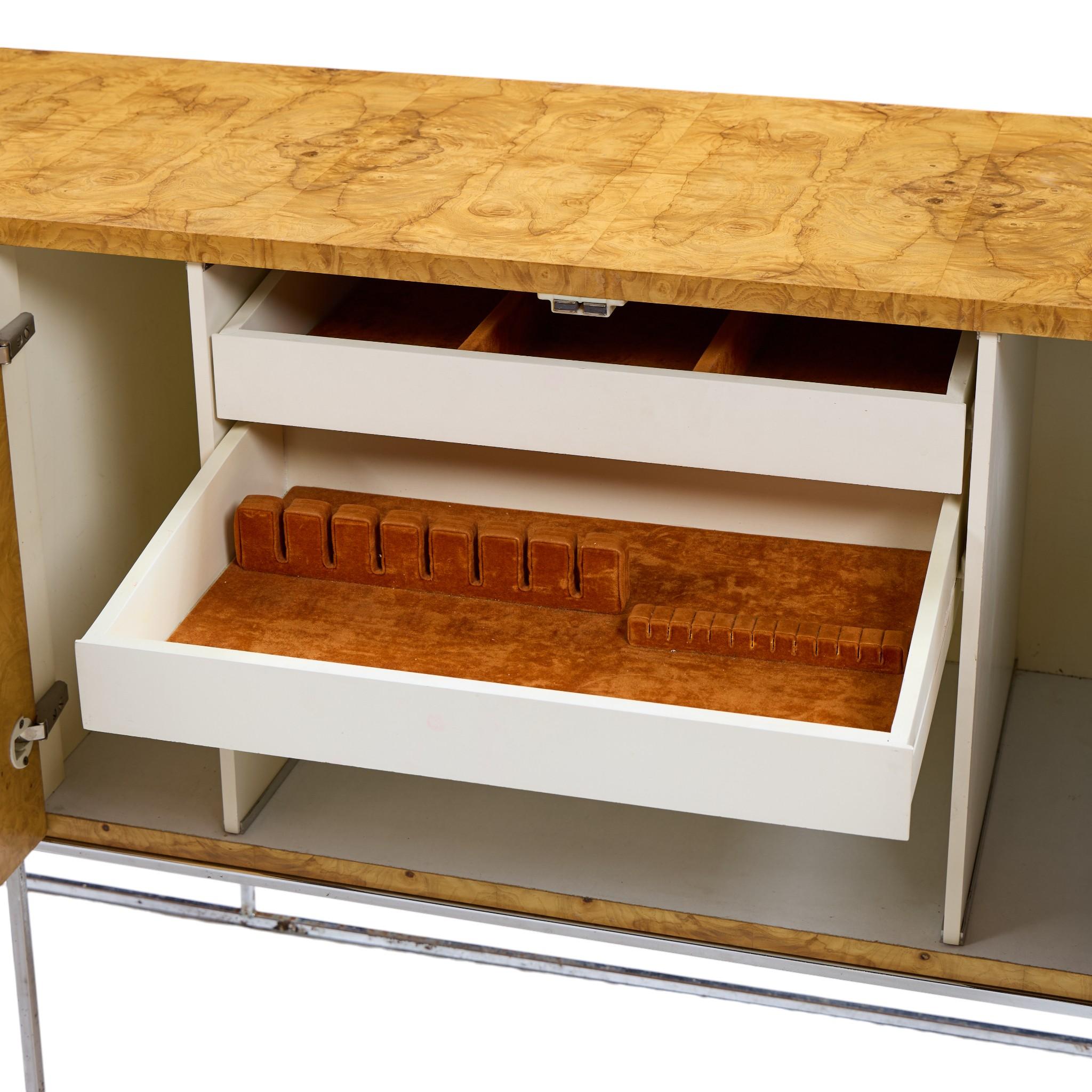 Milo Baughman per Thayer Coggin Credenza in legno di burbio del Medioevo in vendita 1